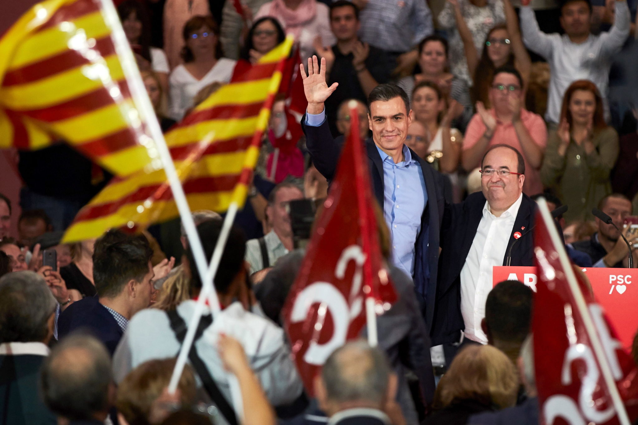 Entuzjastyczne przyjęcie premiera Pedro Sancheza w Katalonii. Wkrótce odbędą się tam wybory. fot. EPA/Alejandro Garcia 

