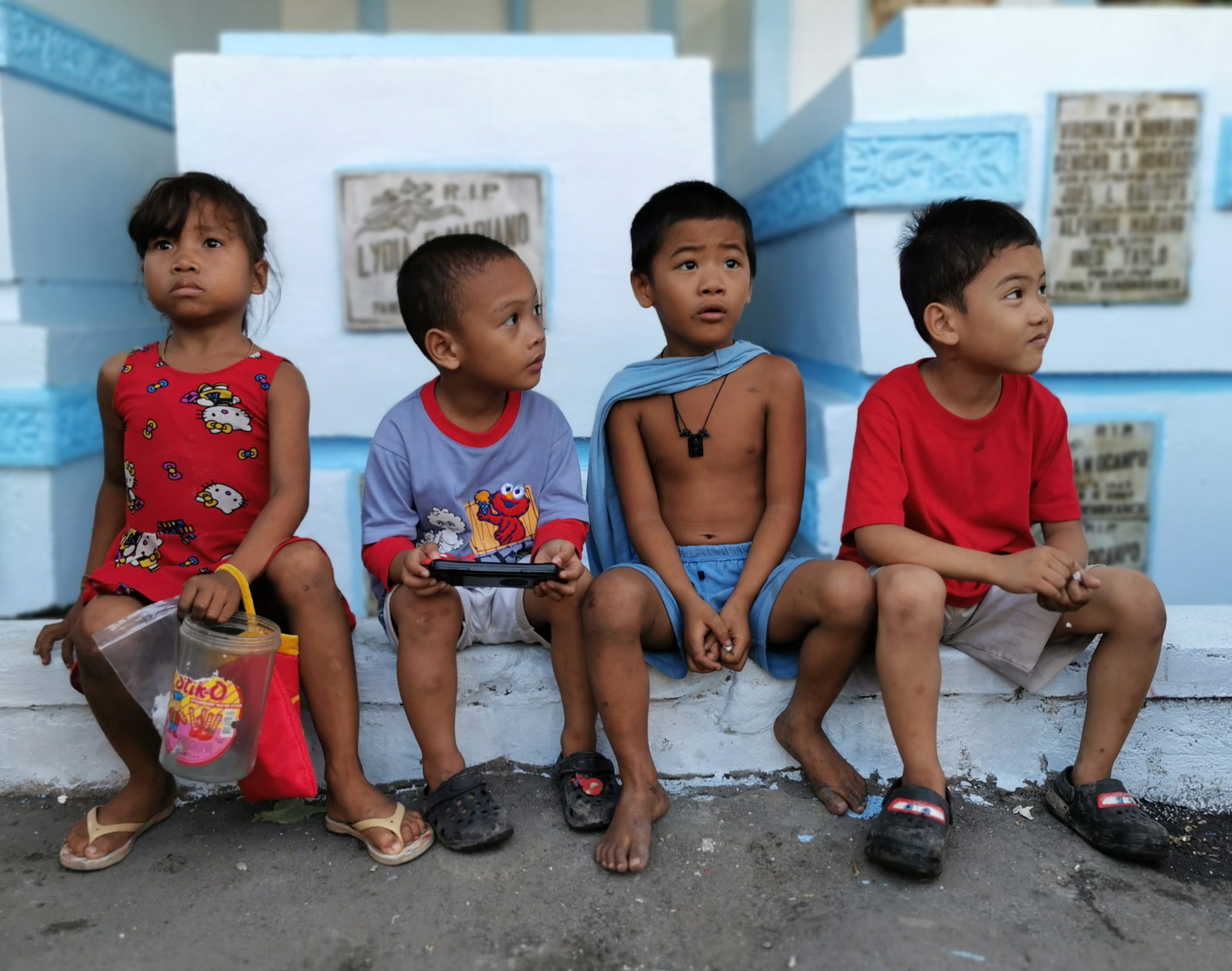 Filipińskie dzieci zamieszkujące cmentarz. fot.  EPA/FRANCIS R. MALASIG 