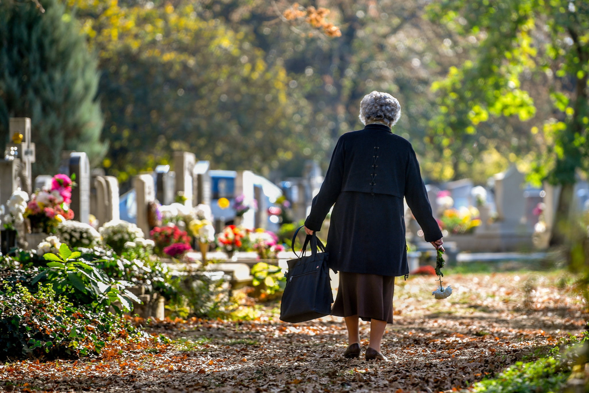 Węgierska kobieta odwiedzająca cmentarz. fot. EPA/ZSOLT CZEGLEDI 