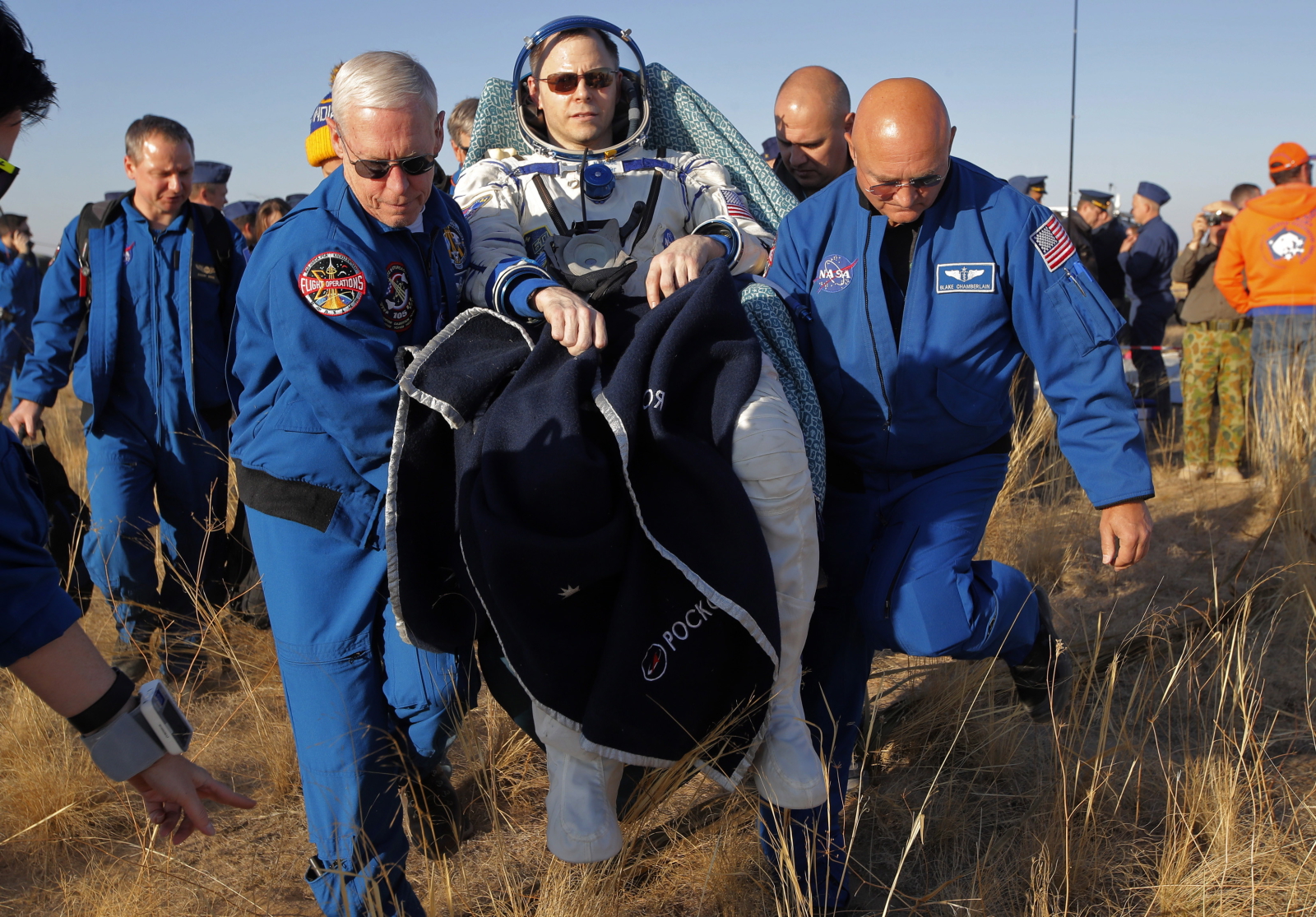 Statek kosmiczny Sojuz MS-12 z trzema astronautami powrócił w czwartek na Ziemię z Międzynarodowej Stacji Kosmicznej (ISS), lądując na stepie w Kazachstanie – podała rosyjska państwowa agencja kosmiczna Roskosmos. Misja na orbicie wokółziemskiej trwała osiem dni. Fot.  EPA/DMITRI LOVETSKY 