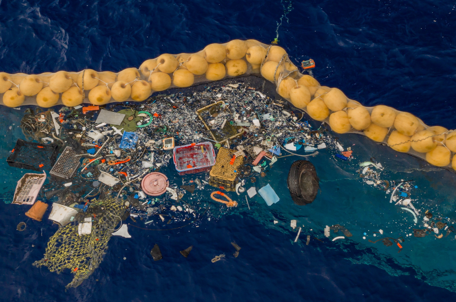 Po pierwszych niepowodzeniach, System 001/B stworzony do pozbycia się z Pacyfiku ogromnej wyspy śmieci, zaczął działać. Boyan Slat, założyciel organizacji Ocean Cleanup, poinformował, że system oczyszczania oceanu zaczął wyłapywać pierwsze plastikowe odpadki z Wielkiej Pacyficznej Plamy Śmieci. Fot. EPA/THE OCEAN CLEANUP 