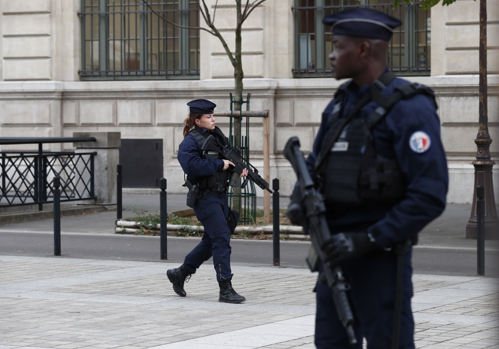 Mężczyzna, który dokonał w czwartek wczesnym popołudniem ataku w siedzibie prefektury paryskiej policji, przeszedł niedawno na islam – podała francuska stacja BFM TV. W ataku zginęło czworo pracowników policji. Jedna osoba została ciężko ranna. Fot. EPA/IAN LANGSDON