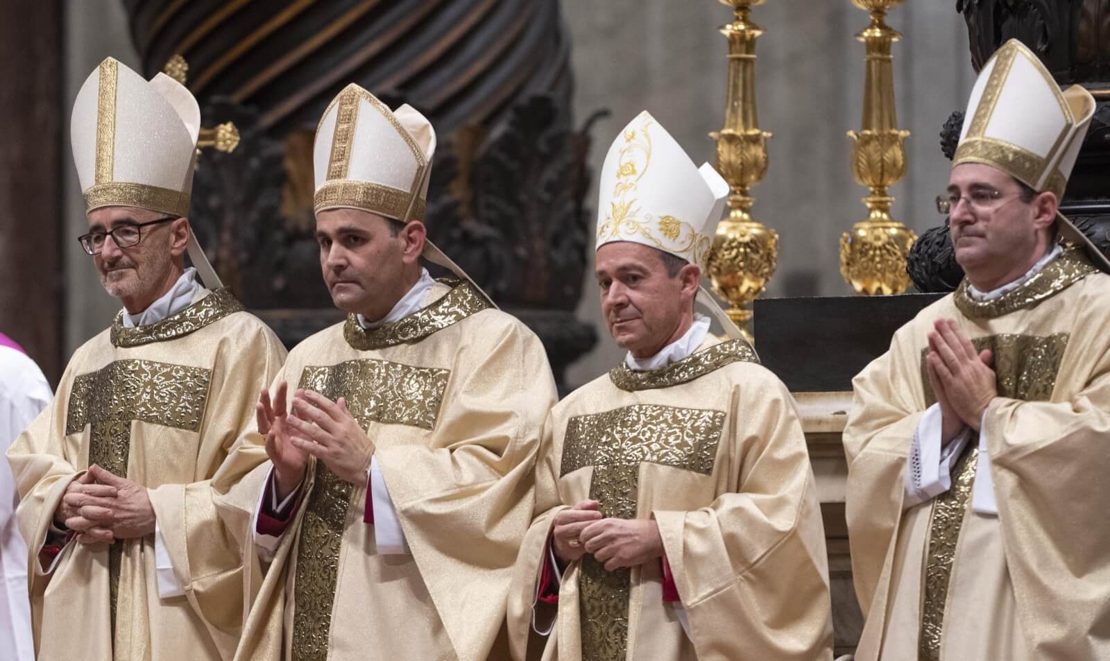 Papież Franciszek wyświęcił 4 nowych biskupów fot. EPA/MAURIZIO BRAMBATTI