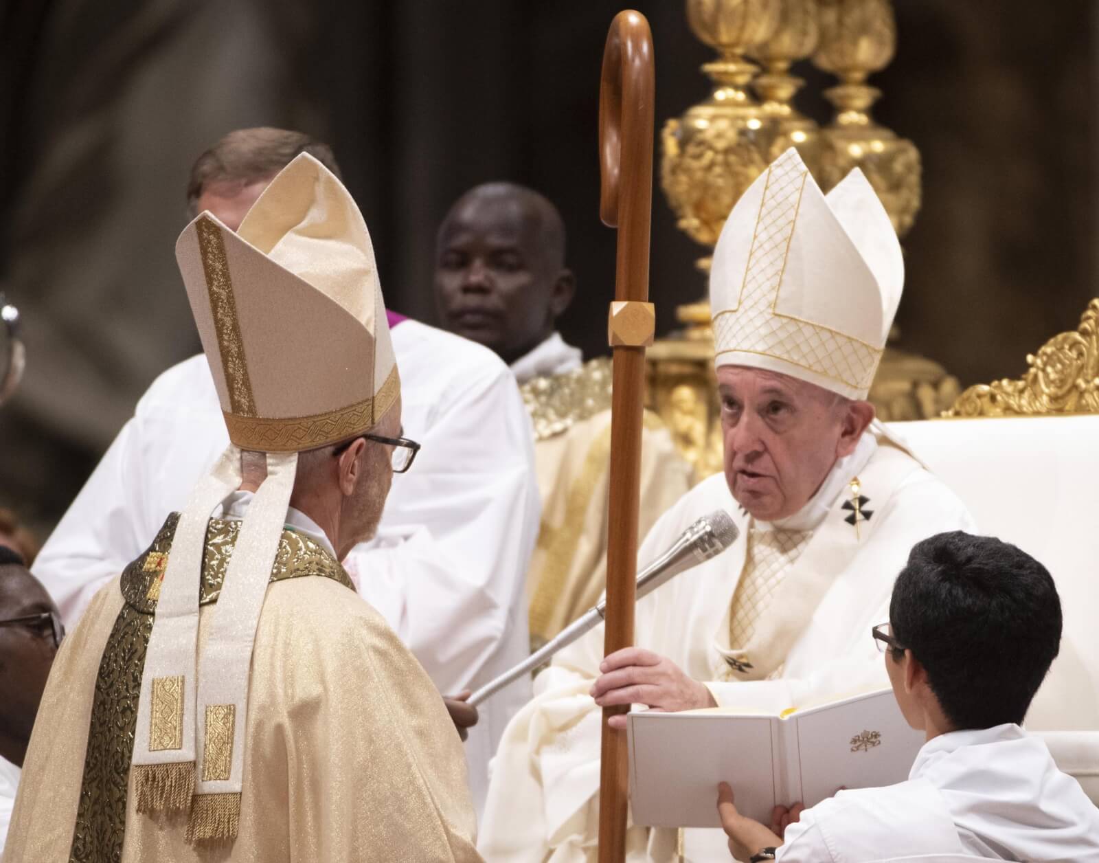 Papież Franciszek wyświęcił 4 nowych biskupów fot. EPA/MAURIZIO BRAMBATTI