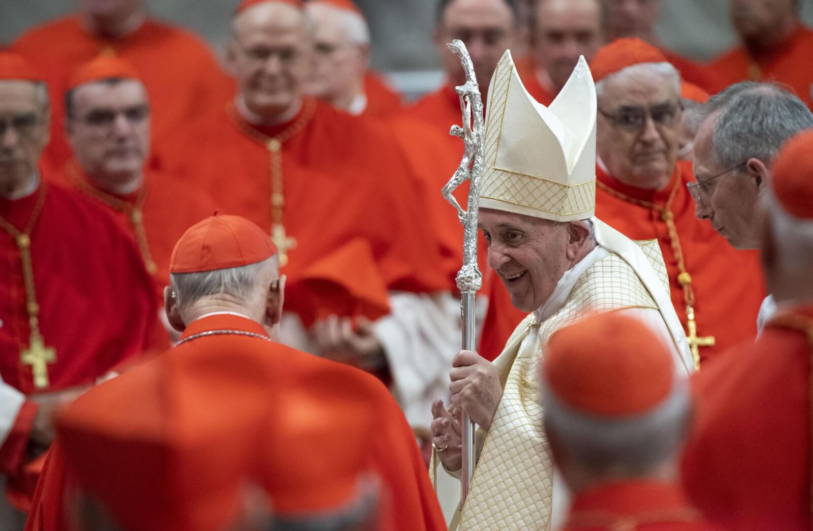 Franciszek otoczony gronem kardynałów - październik 2019r. fot. EPA/CLAUDIO PERI 
