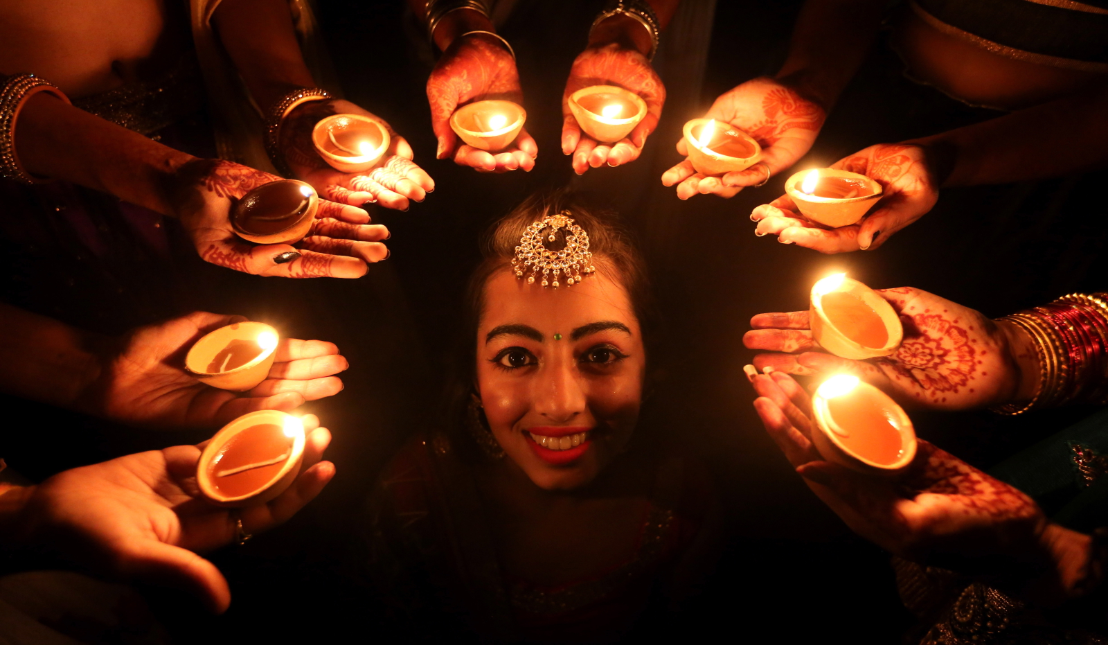 Festiwal Diwali w indyjskim Bhopal Fot. 	PAP/EPA/SANJEEV GUPTA