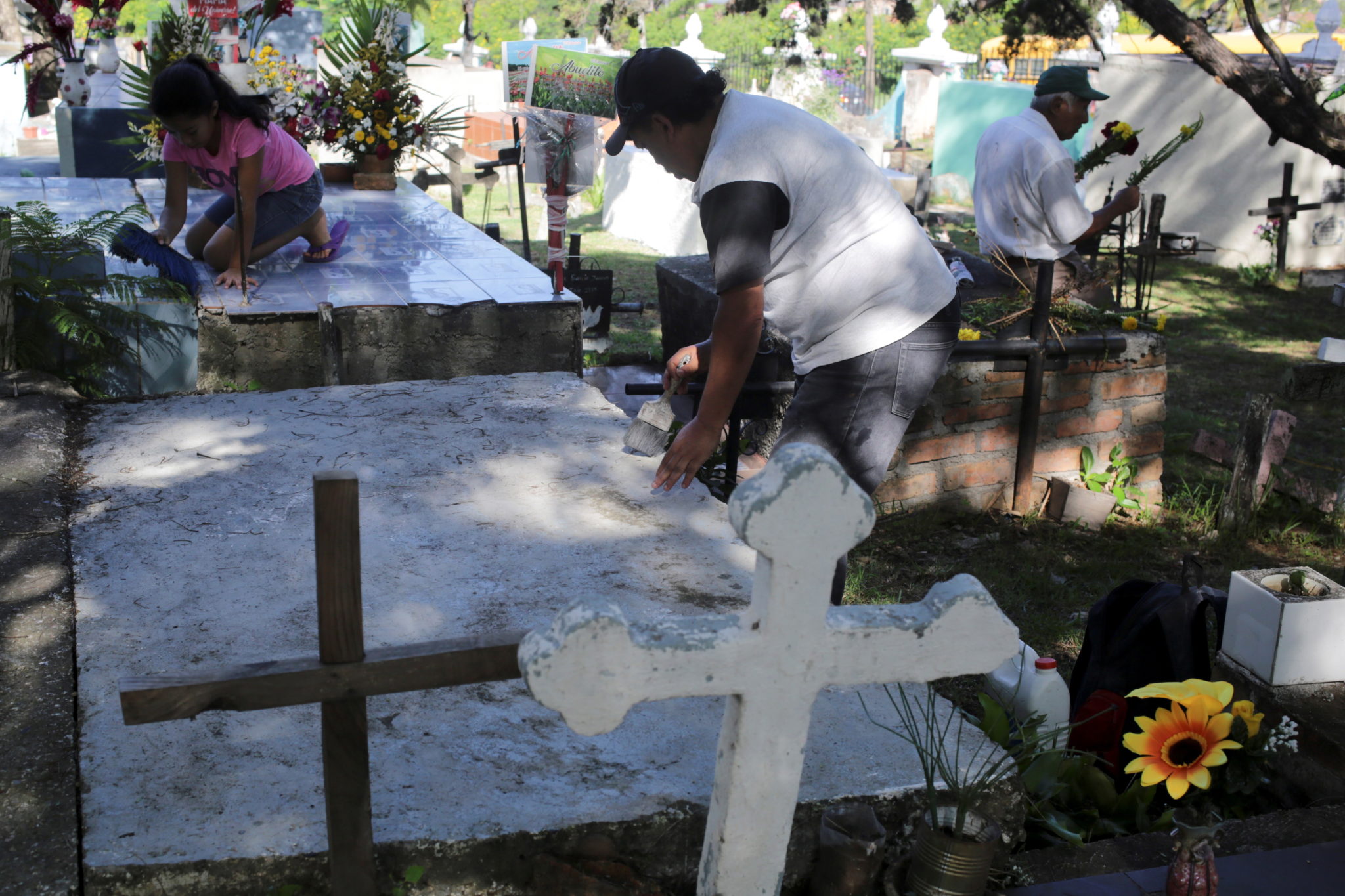 Mężczyzna odwiedza groby bliskich w Tegucigalpie, Honduras. fot. EPA/Gustavo Amador 
