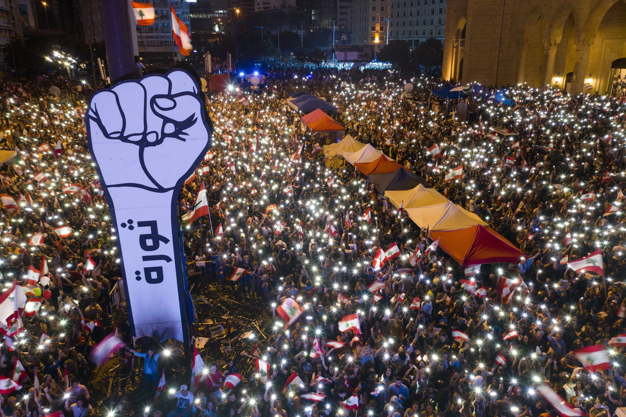 Bejrut, plac Męczenników: antyrządowe protesty w Libanie, fot. EPA/ WAEL HAMZEH