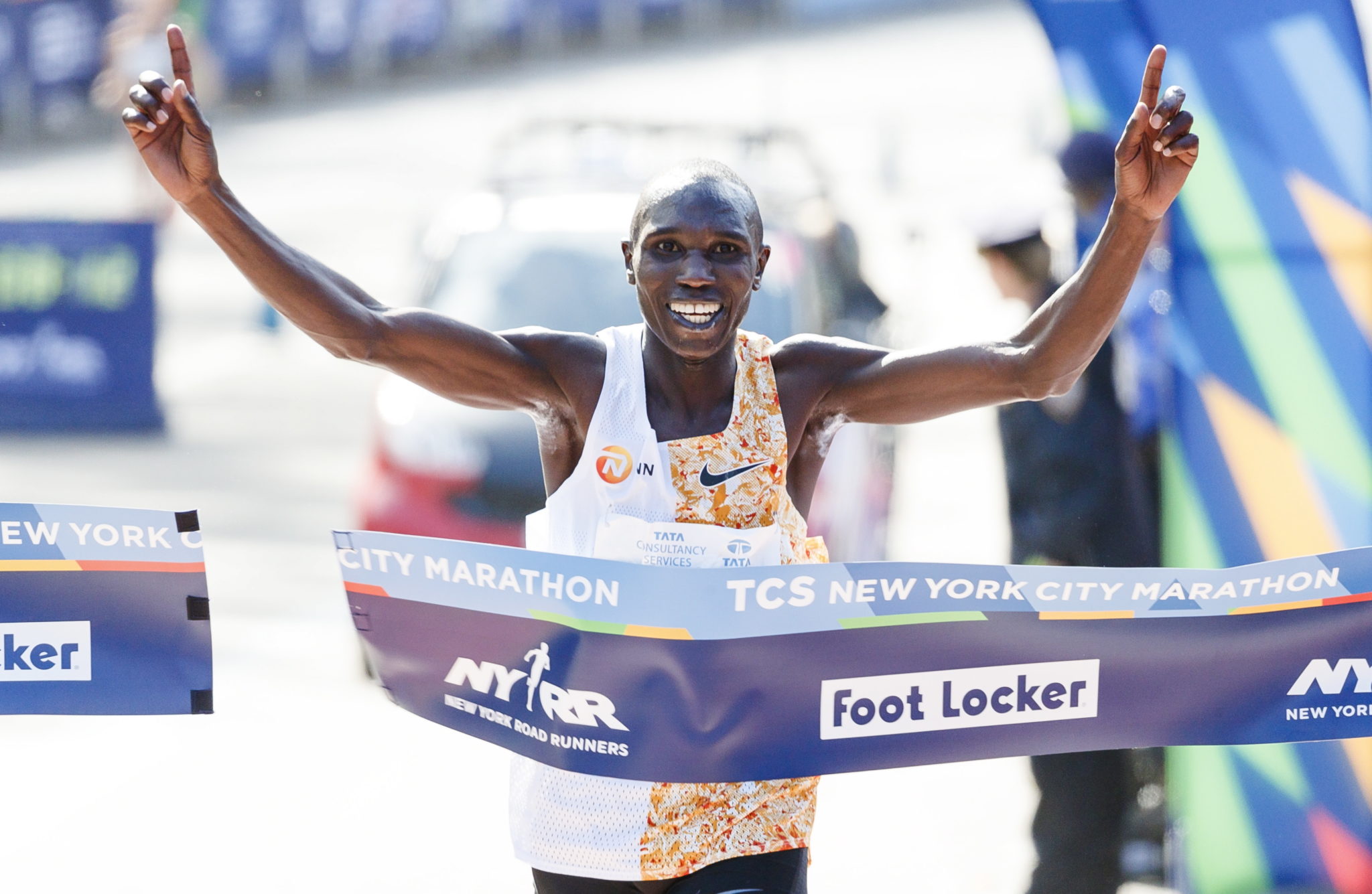 Biegacz Geoffrey Kamworor z Kenii przekracza linię mety na pierwszym miejscu 2019 TCS New York City Marathon, fot. JUSTIN LANE, PAP/EPA.