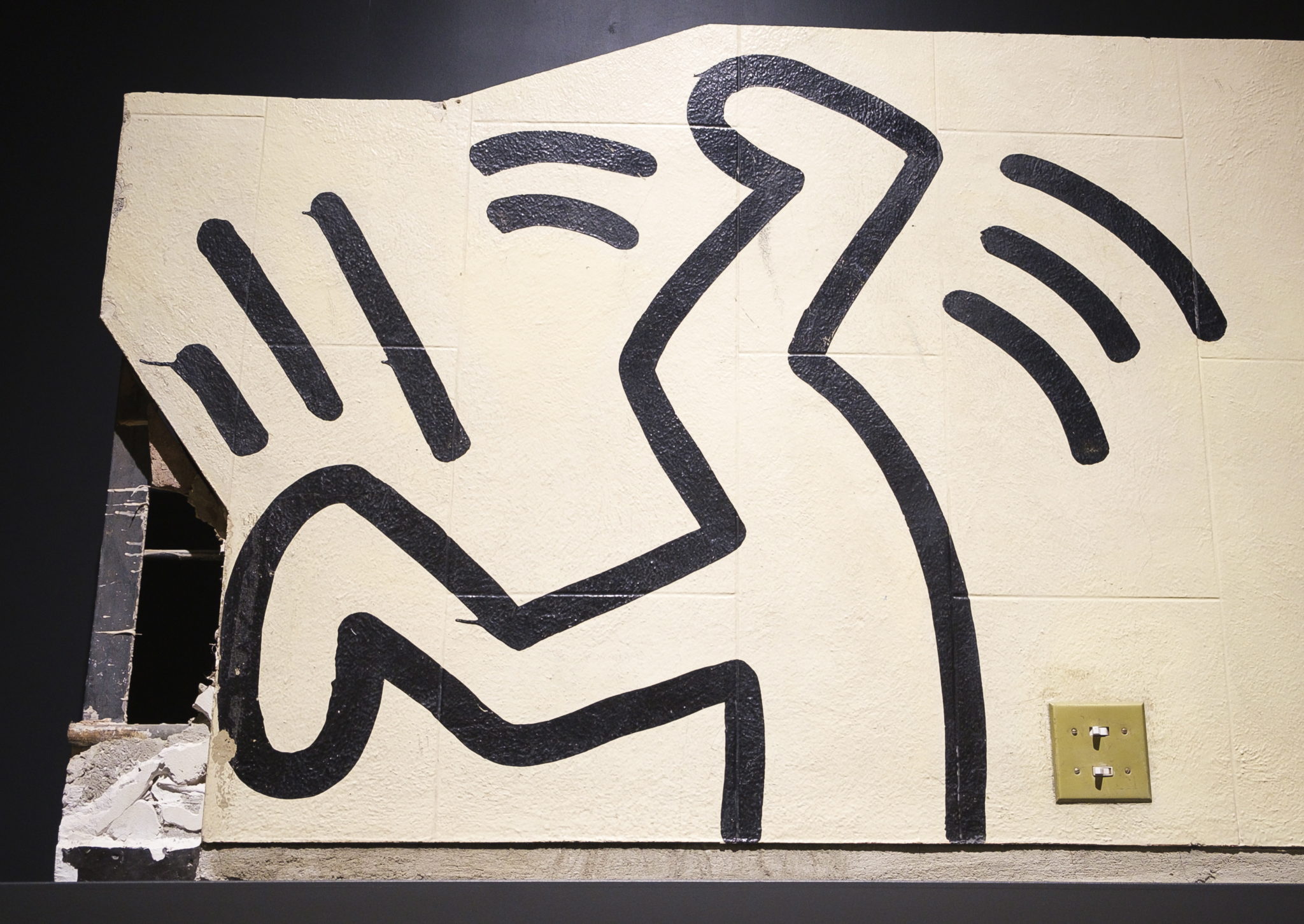 Fragment muralu artysty Keitha Haringa zatytułowanego „Bez tytułu, Nowy Jork, fot. EPA/ JUSTIN LANE 