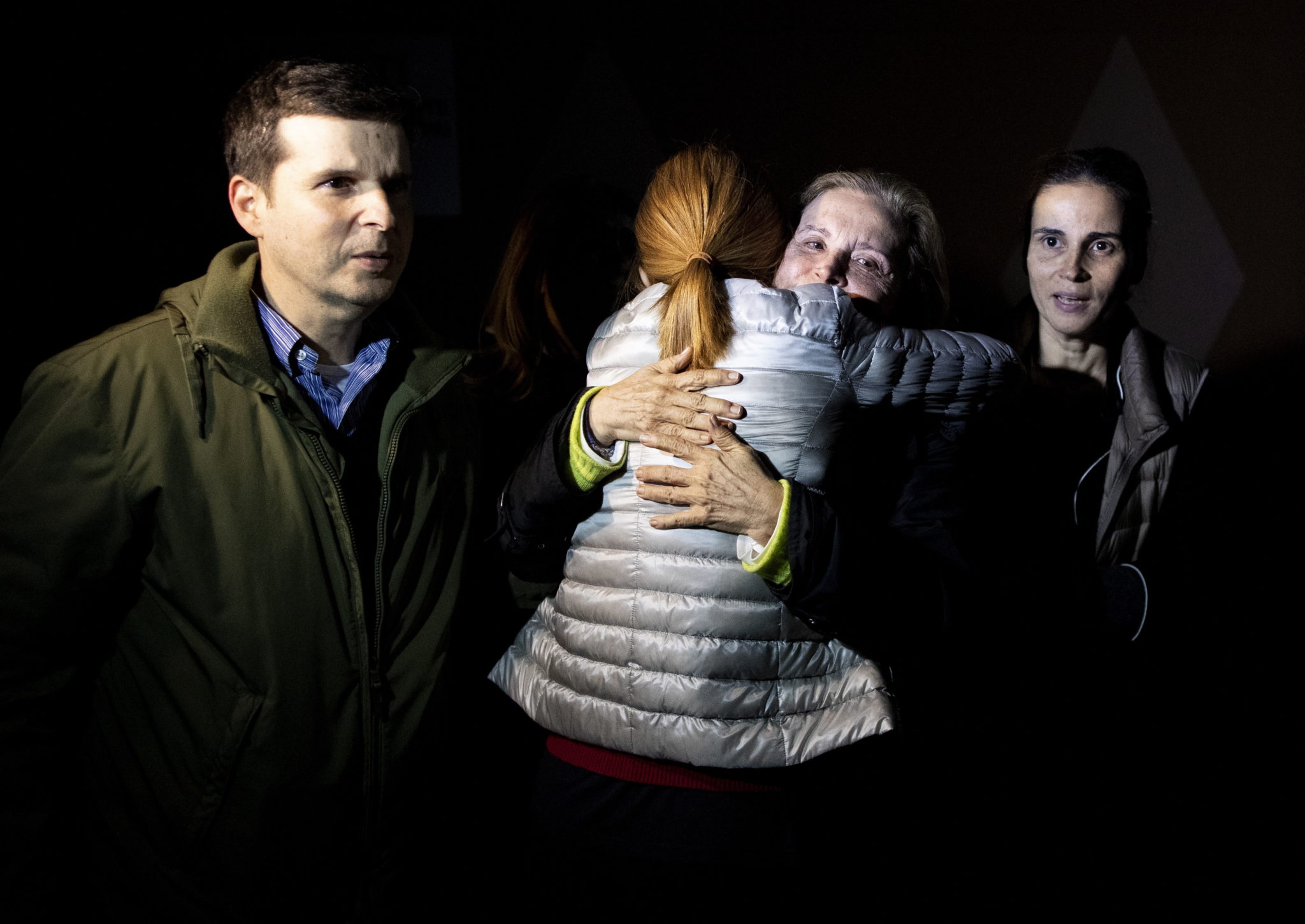 Dziennikarka Nazli Ilicak w objęciach rodziny po tym, jak została zwolniona z więzienia Bakirkoy w Stambule, fot. EPA/ ERDEM SAHIN 