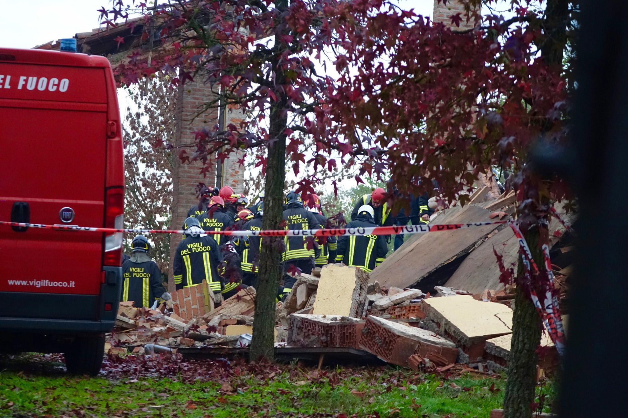 Trzech strażaków zginęło w wyniku eksplozji we włoskim Quargnento, fot. EPA/DINO FERRETTI 