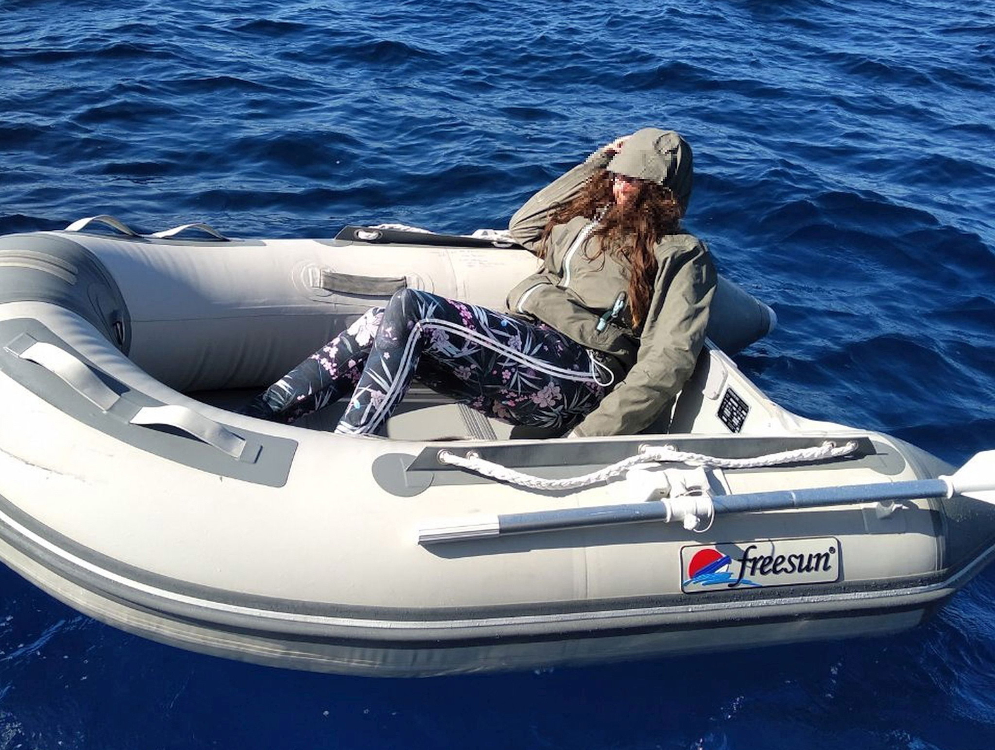 Kushila Stein - turystka z Nowej Zelandii, uratowana dwa dni po zaginięciu przez Grecką straż przybrzeżną. Kobieta odnalazła się ponad 100 kilometrów od brzegu Krety, na której wypoczywała. fot. EPA/HELLENIC COAST GUARD