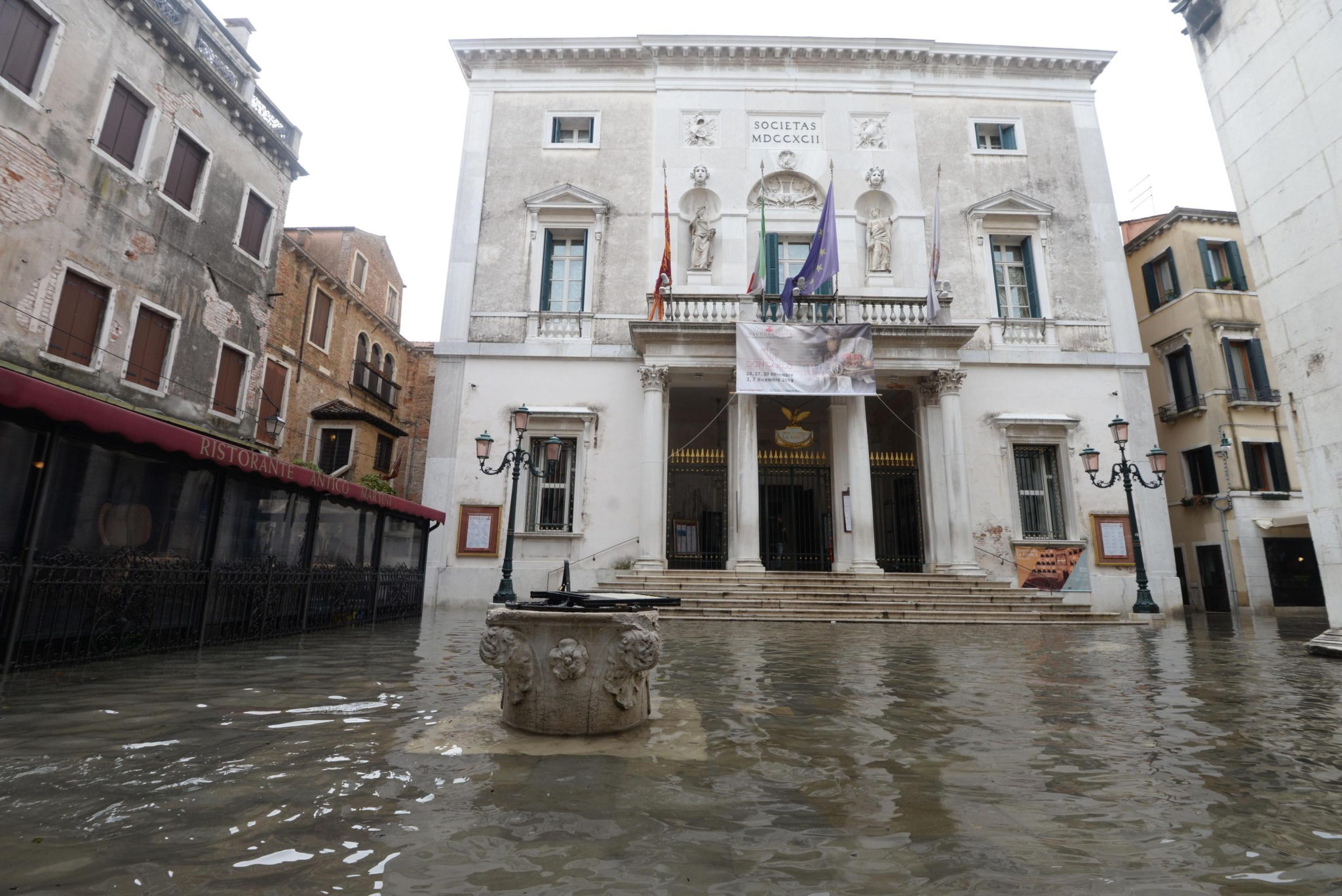 Teatr La Fenice w Wenecji zniszczony przez wodę, fot. EPA/ANDREA MEROLA