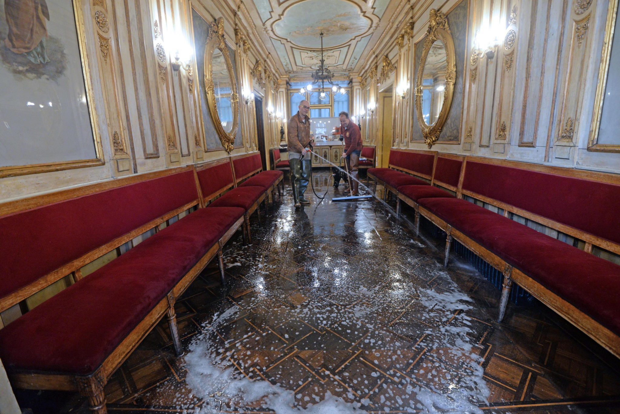 Władze Wenecji proszę rząd centralny o pomoc. Zalana została również bazylika św. Marka, fot. EPA/ANDREA MEROLA