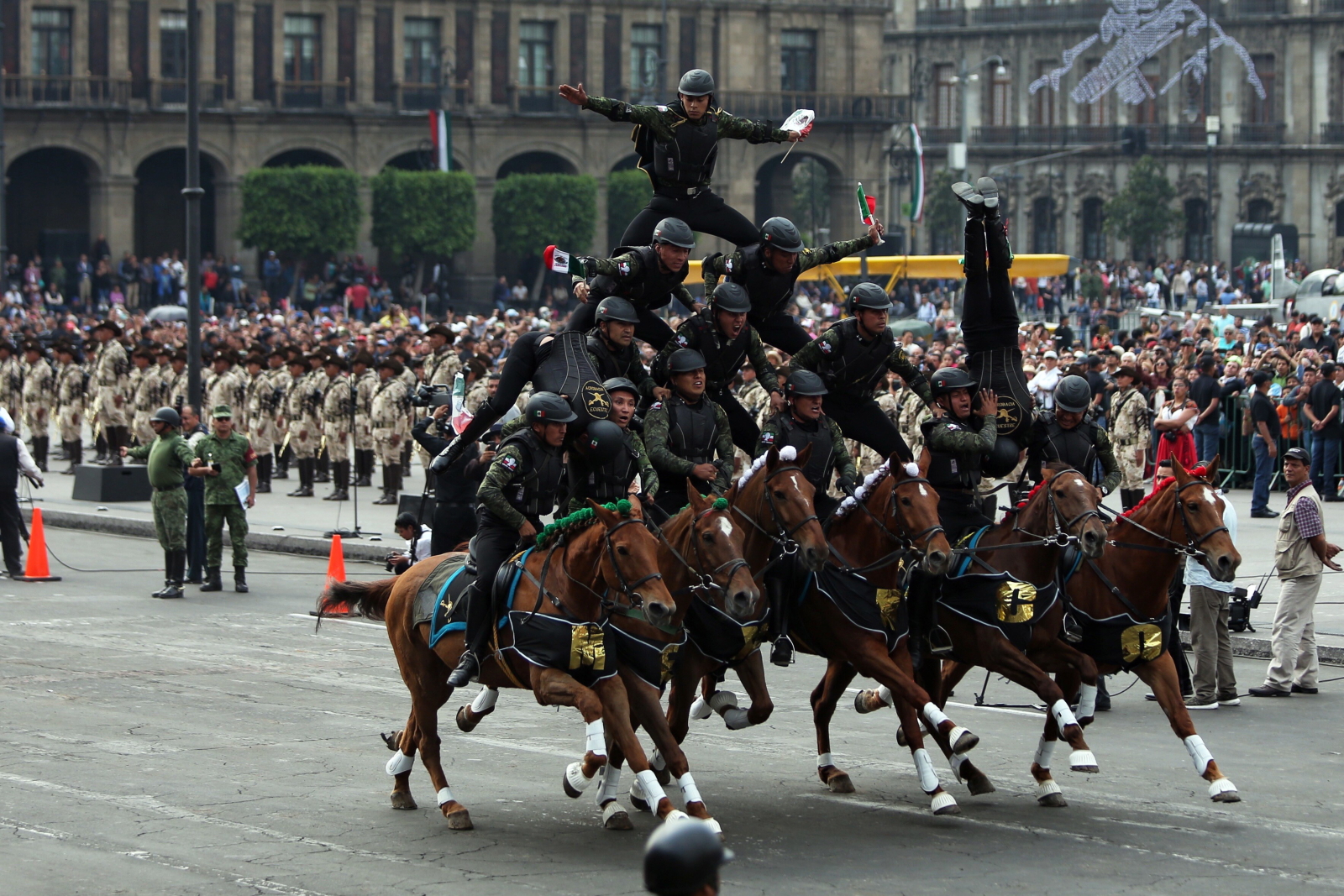 109. rocznica rewolucji meksykańskiej w Mexico City Fot. PAP/EPA/SASHENKA GUTIERREZ