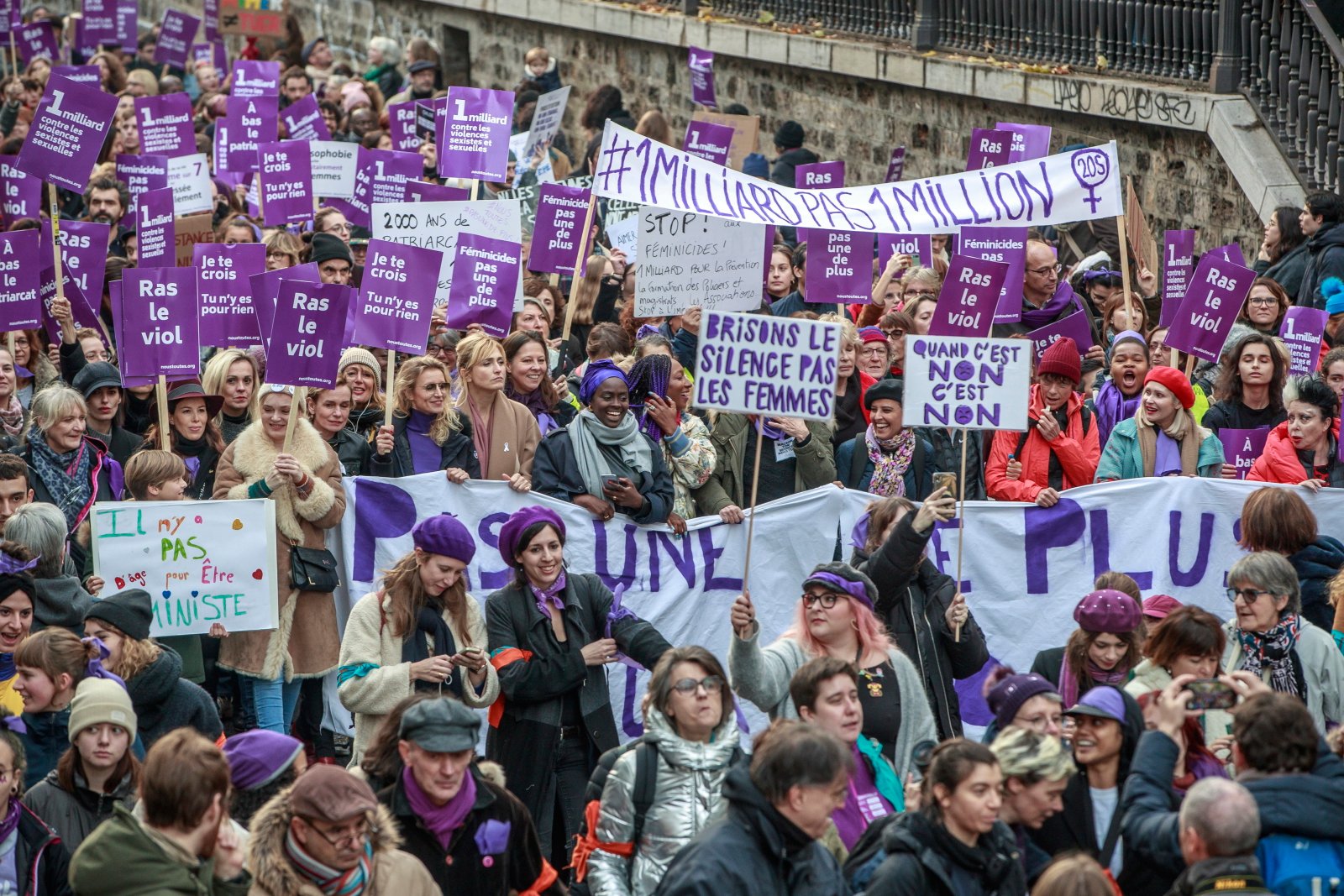 Kobiecy protest przeciwko wykorzystywaniu seksualnemu kobiet w Paryżu. Fot. EPA/CHRISTOPHE PETIT TESSON 
