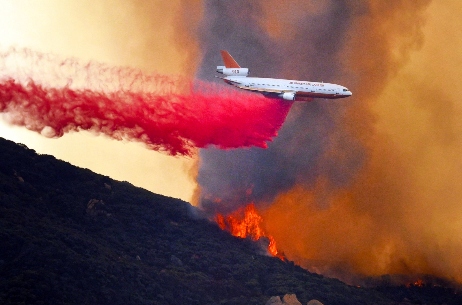 Ogien w Santa Barbara fot. EPA/MIKE ELIASON / SANTA BARBARA COUNTY FIRE DEPARTMENT HANDOUT  HANDOUT EDITORIAL USE ONLY/NO SALES 