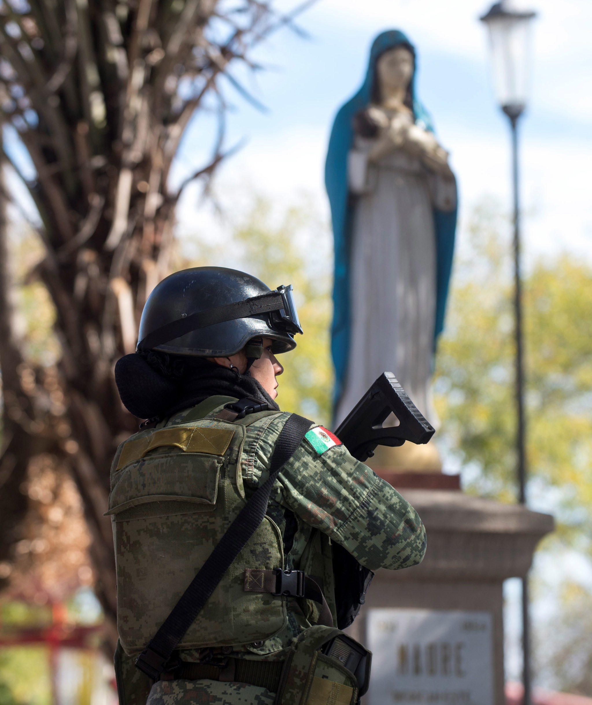 Wzmożone siły bezpieczeństwa po strzelaninie między policją a członkami mafii narkotykowej w Villa Union w Meksyku, fot. EPA/Miguel Sierra 