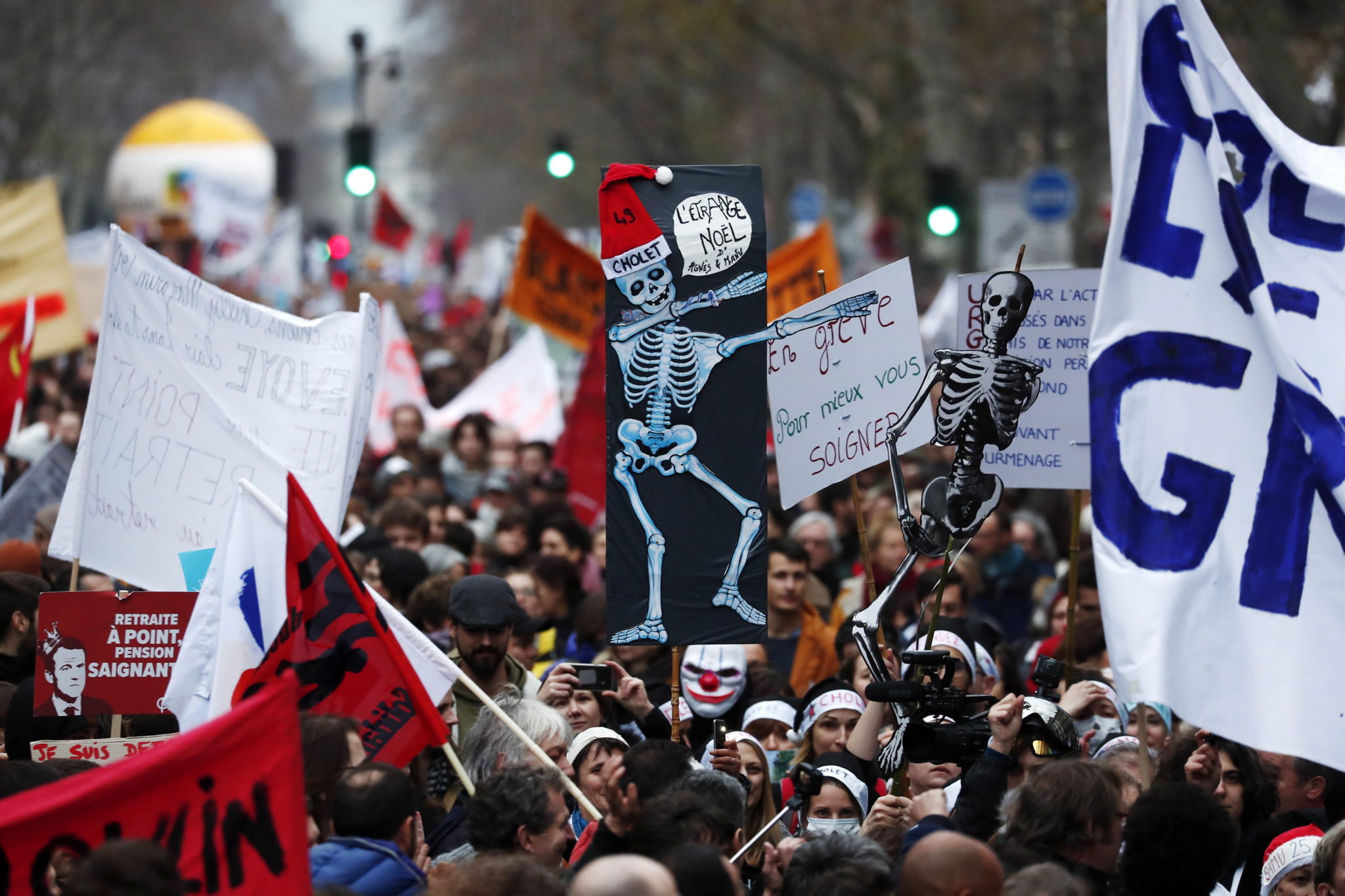 We Francji już 13. dzień strajku generalnego. Krajowe związki zawodowe, wzywające rząd do wycofania się z reformy emerytalnej zapowiadają, że nie przerwą protestu w święta Bożego Narodzenia fot. EPA/IAN LANGSDON