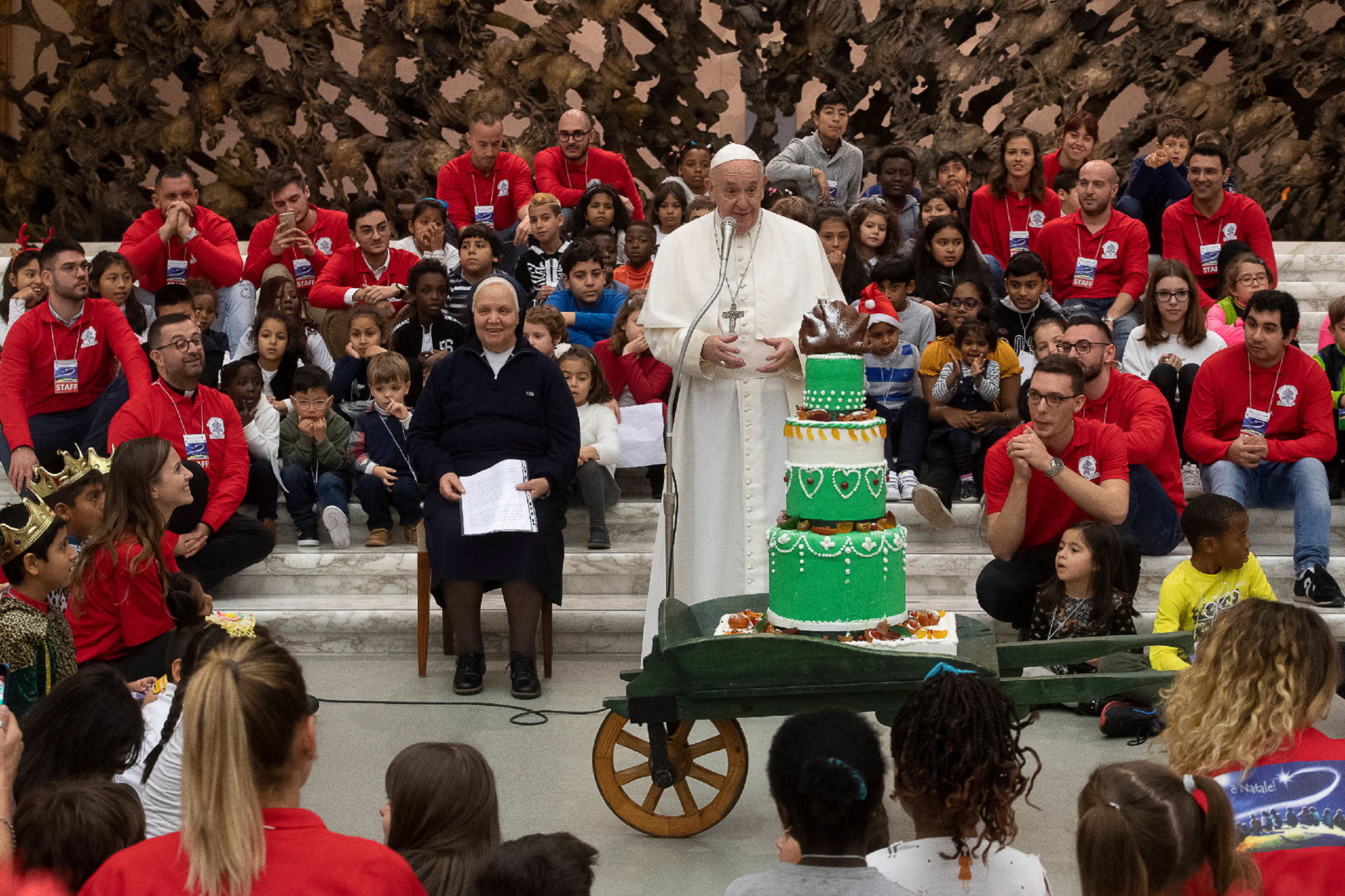 Włochy: tort dla papieża, który z okazji urodzin podarowały mu dzieci w trakcie poniedziałkowego spotkania. fot. EPA/VATICAN MEDIA HANDout