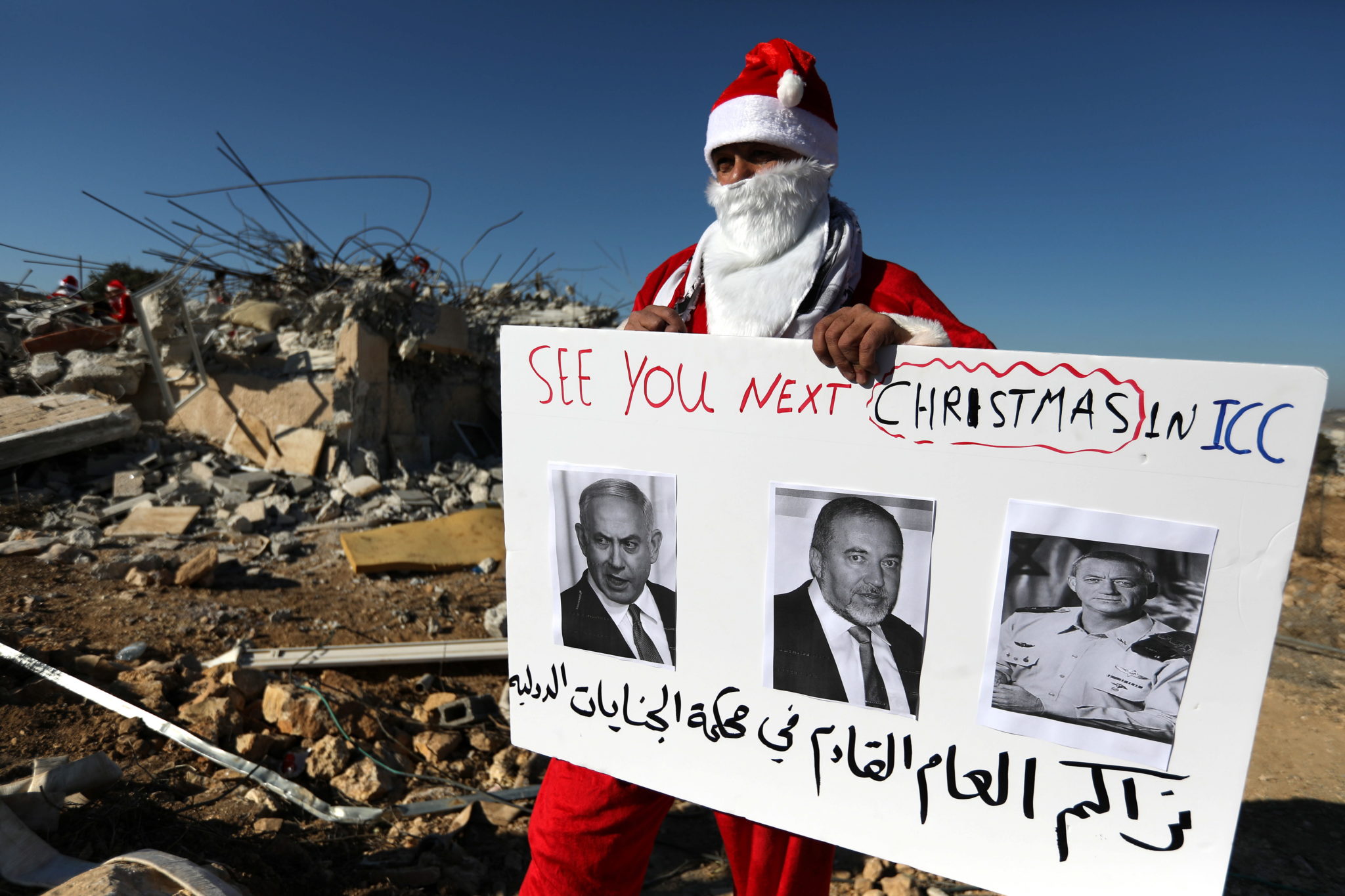 Palestyna: przebrani świątecznie protestujący. fot. EPA/ABED AL HASHLAMOUN