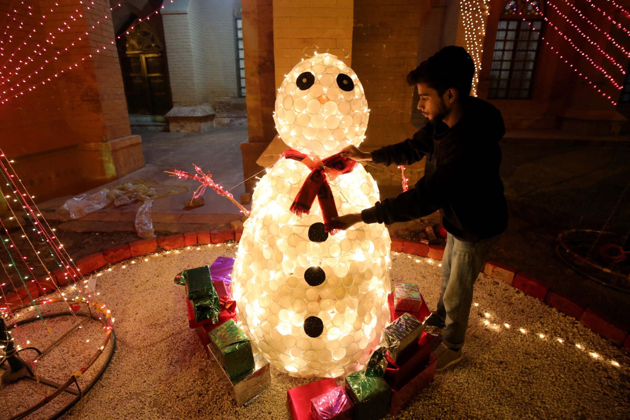 Pakistan: zachodnie symbole świąteczne stają się coraz popularniejsze. fot.  EPA/ARSHAD ARBAB 