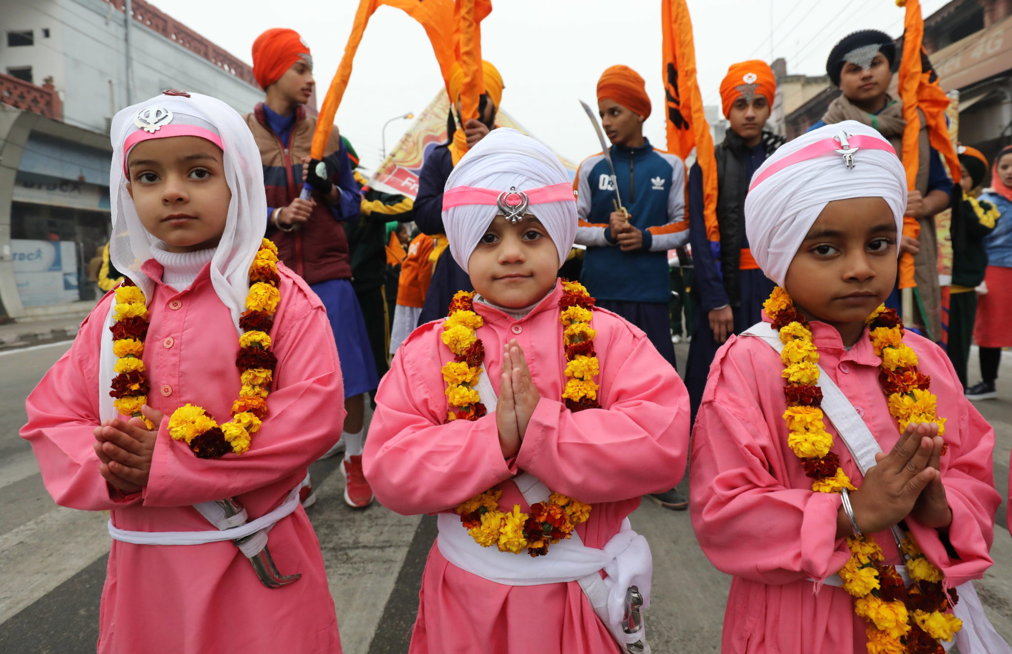 Tradycyjne procesja religijna z udziałem dzieci w indiach. fot. EPA/JAIPAL SINGH 