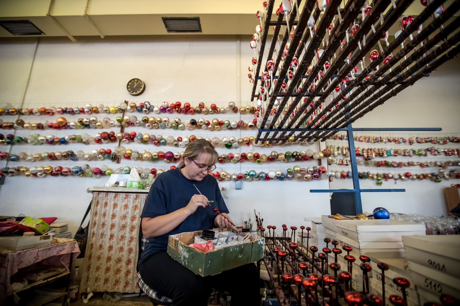 Ręcznie robione bombki w Czechach Fot. PAP/EPA/MARTIN DIVISEK