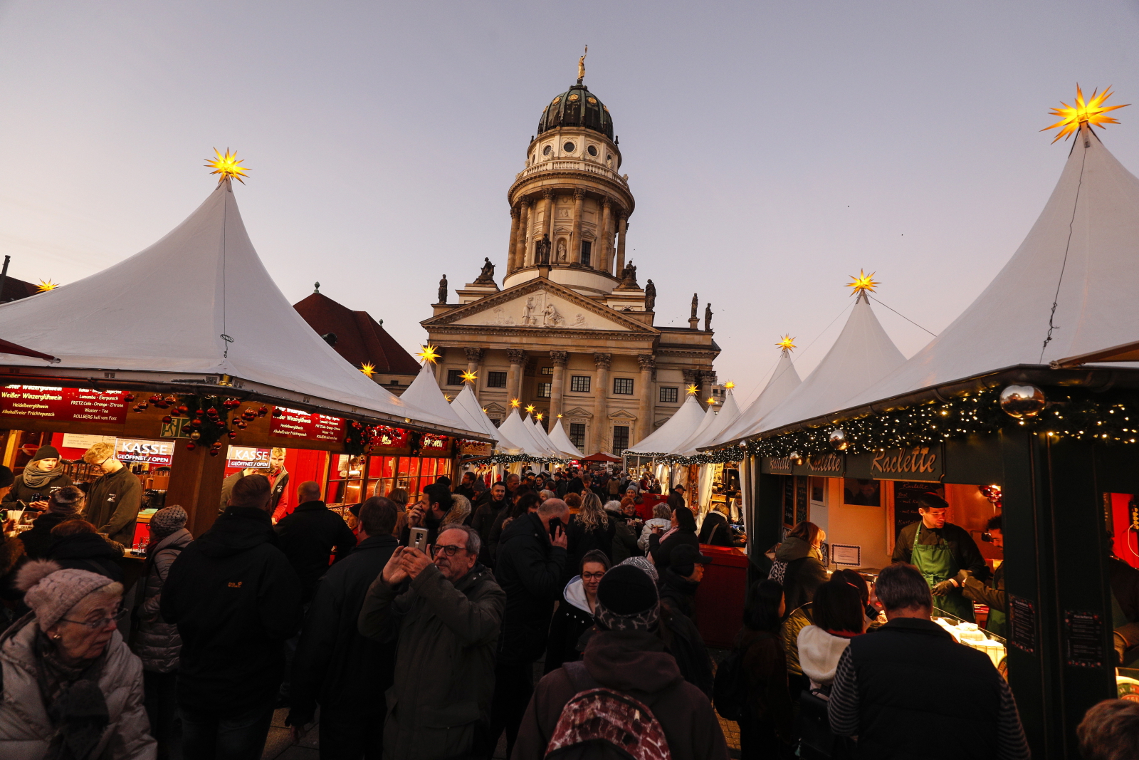 Jarmark bożonarodzeniowy w Berlinie Fot. PAP/EPA/FELIPE TRUEBA