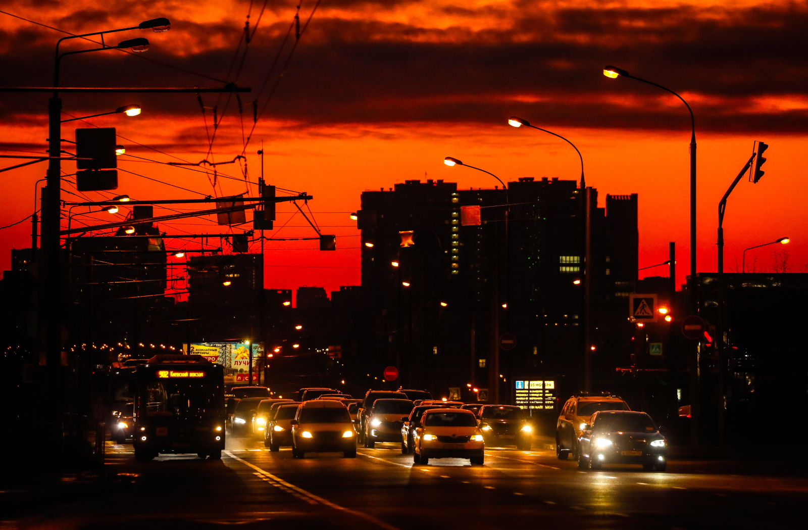 Zachód słońca w Moskwie EPA/YURI KOCHETKOV 
