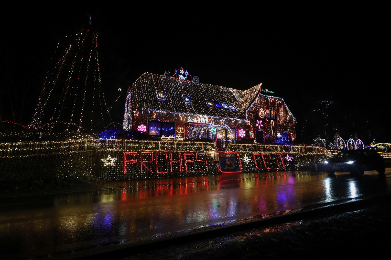 Iluminacje świąteczne rodziny Vogt z Calle, Niemcy Fot. PAP/EPA/FOCKE STRANGMANN