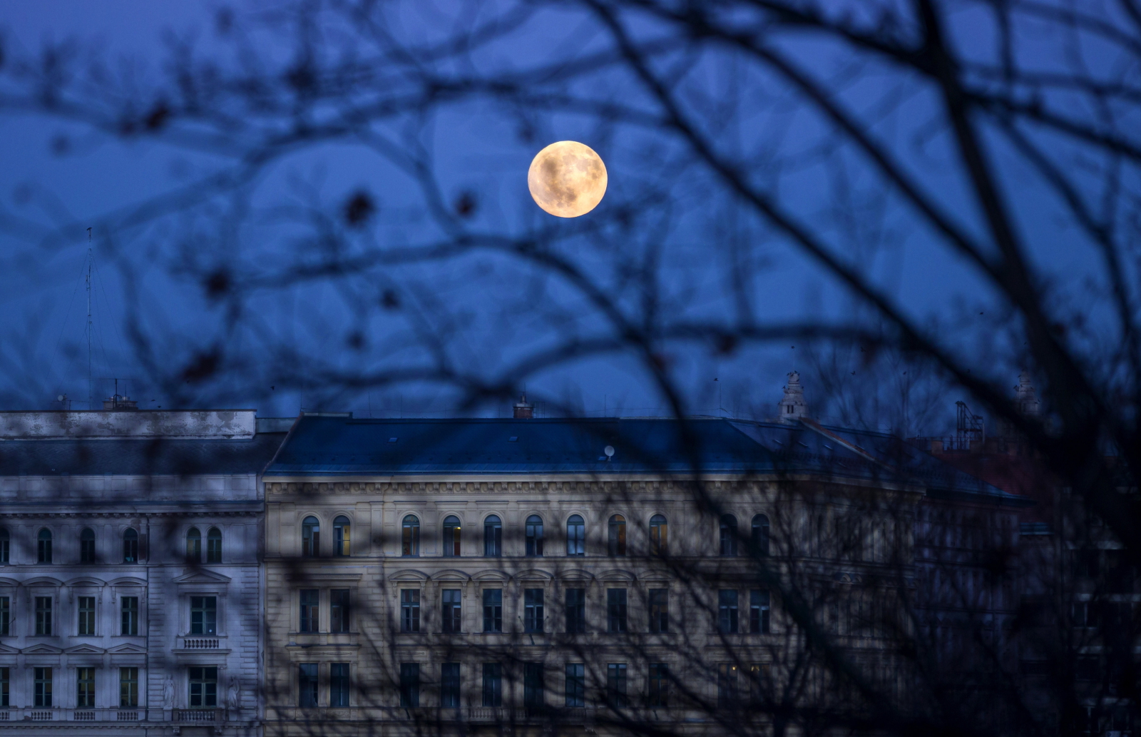 Księżyc nad Budapesztem Fot. PAP/EPA/Balazs Mohai