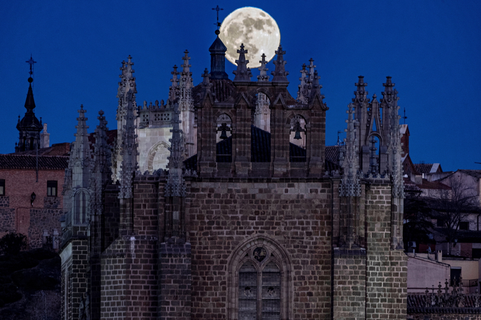Pełnia Księżyca w Toledo fot. PAP/EPA/Ismael Herrero