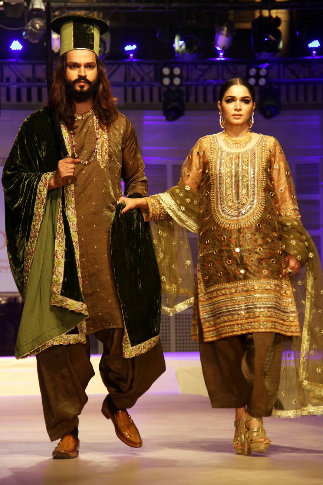 Pakistański pokaz mody fot. EPA/NADEEM KHAWER