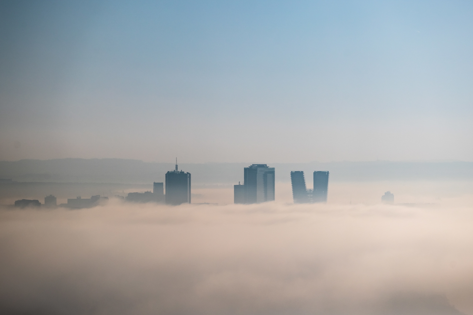 Zjawiskowa mgła w Pradze EPA/MARTIN DIVISEK 