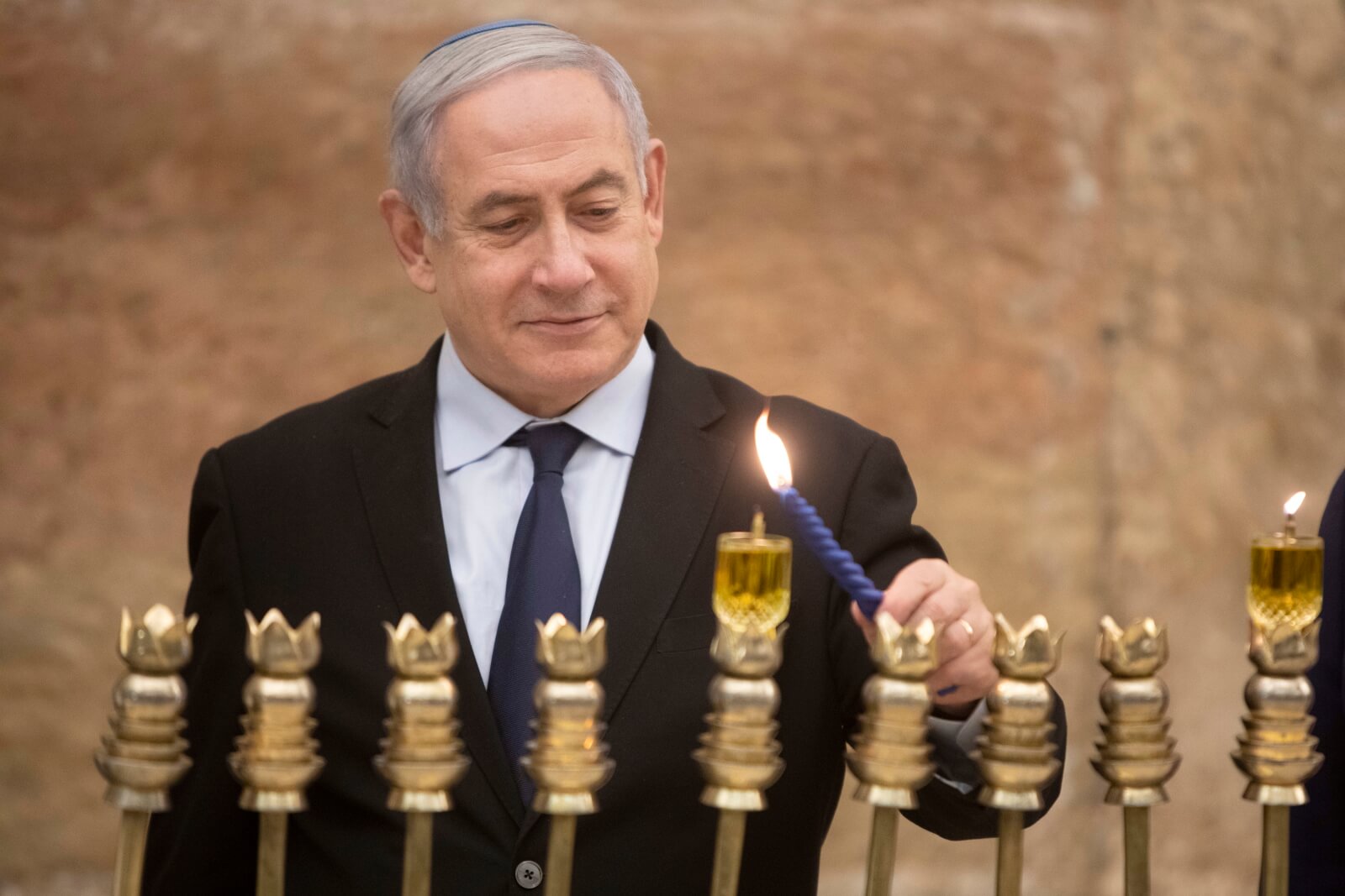 Premier Izraela odpala Chanukową świecę fot. EPA/Sebastian Scheiner
