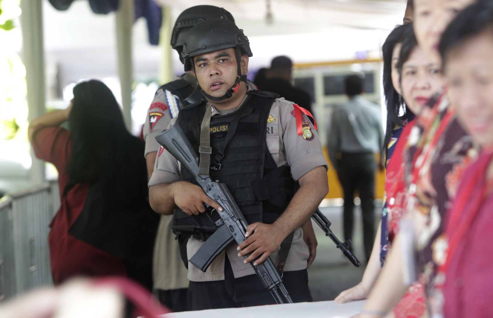 Indonezja. Policja ochrania chrześcijan podczas świąt Bożego Narodzenia EPA/ADI WEDA 