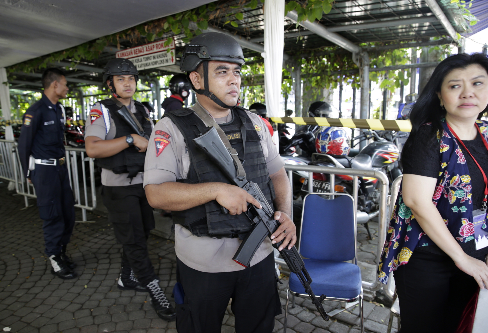 Indonezja. Policja ochrania chrześcijan podczas świąt Bożego Narodzenia EPA/ADI WEDA 