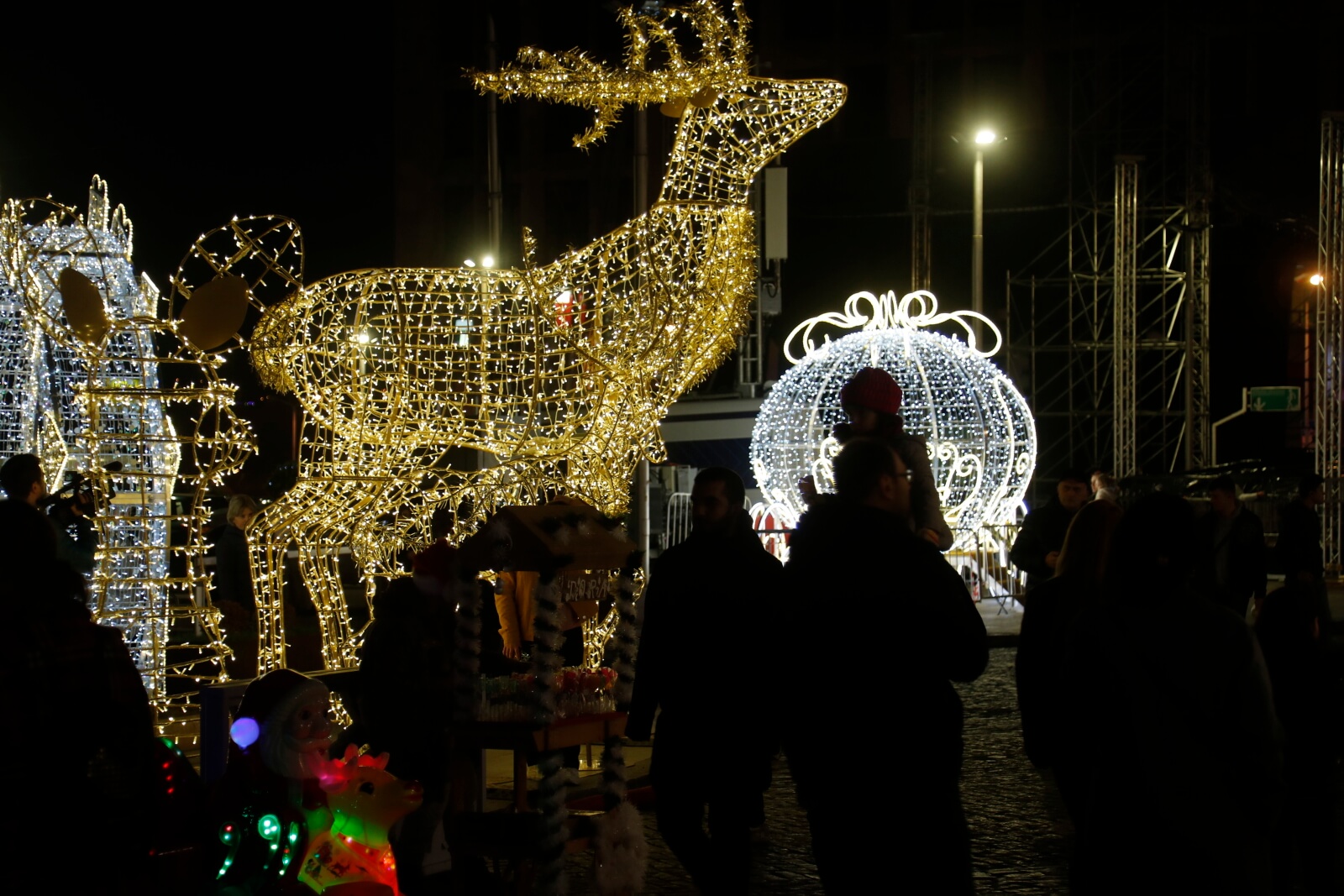 Świąteczne dekoracje w Tibilisi fot. EPA/ZURAB KURTSIKIDZE