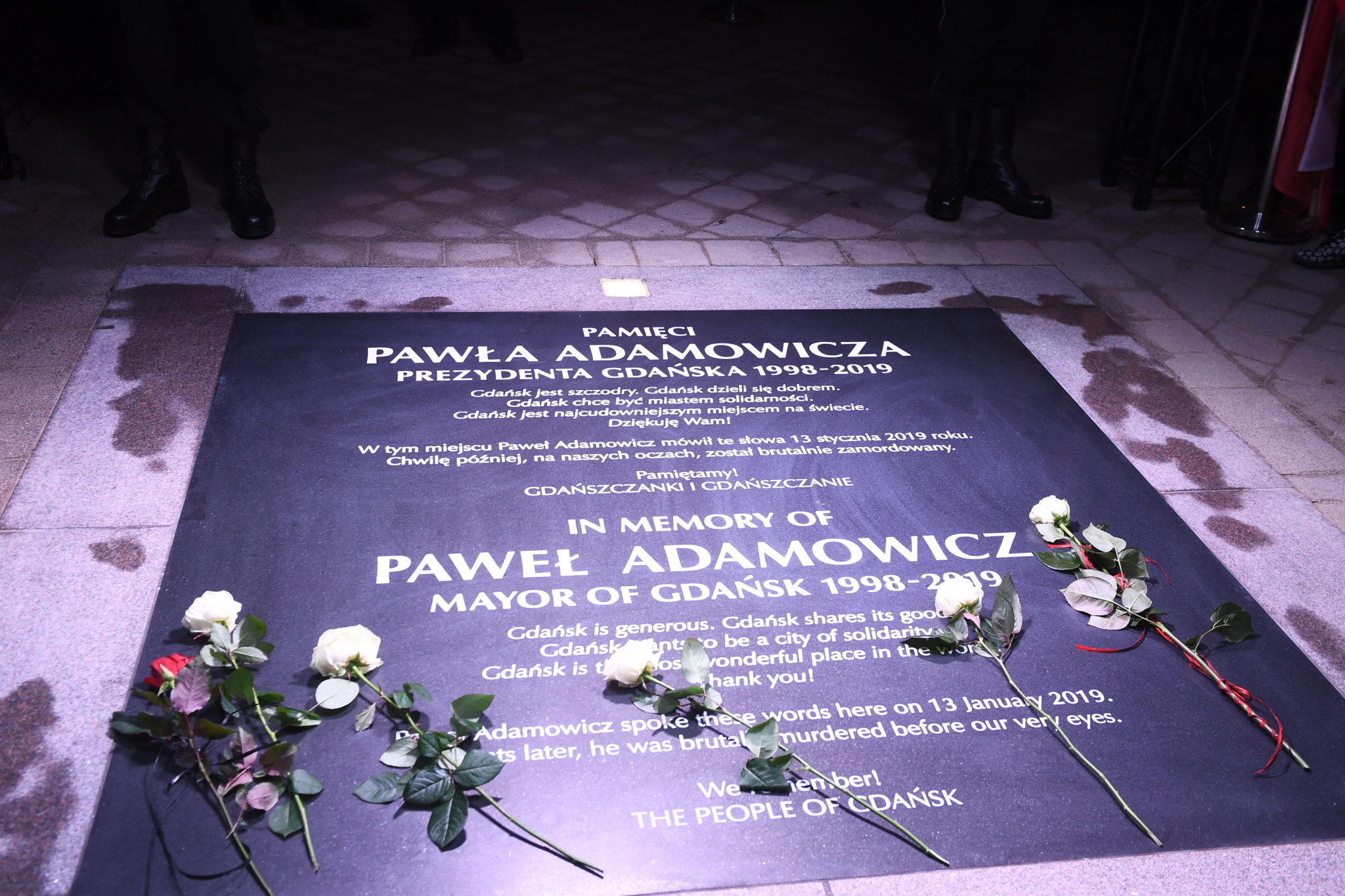  Tablica pamiątkowa poświęcona Prezydentowi Adamowiczowi, fot. PAP/Marcin Gadomski