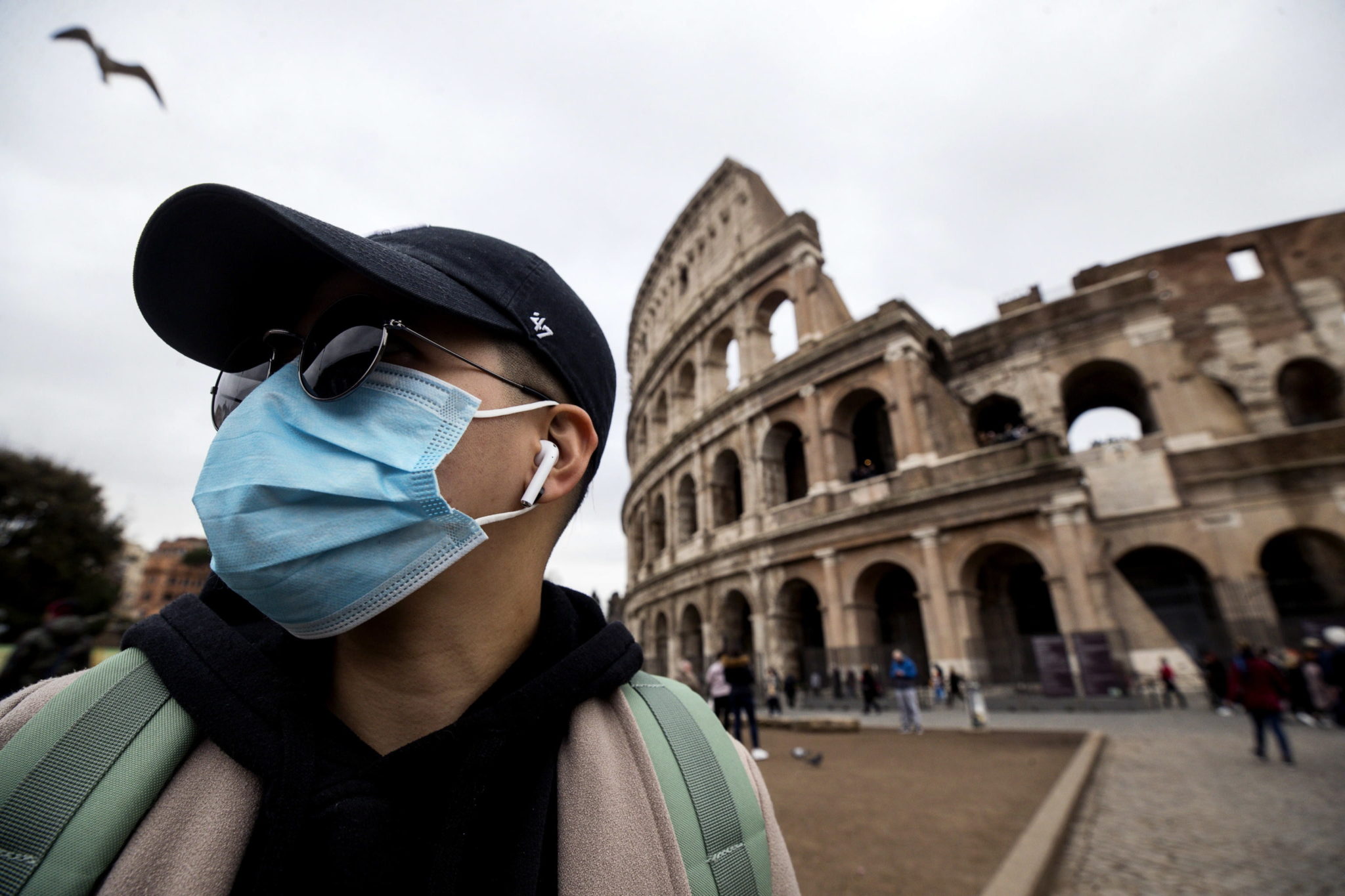 Rzymscy turyści noszą maski w centrum. Fot. EPA/ANGELO CARCONI