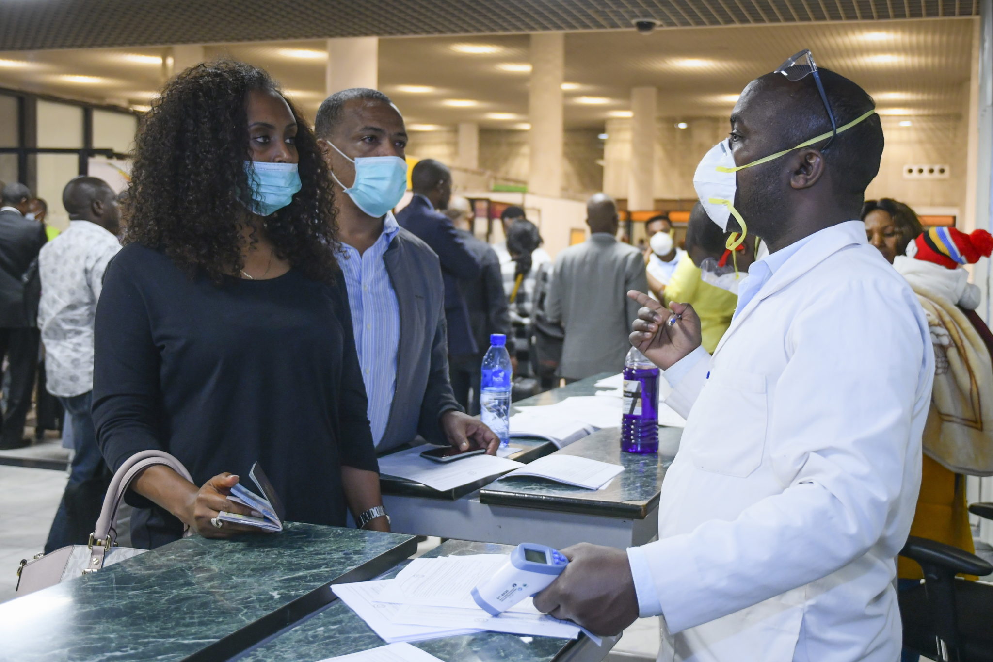 Podróżujący w Etiopii są sprawdzani pod kątem zarażenia koronowirusem. Fot. EPA/STR 