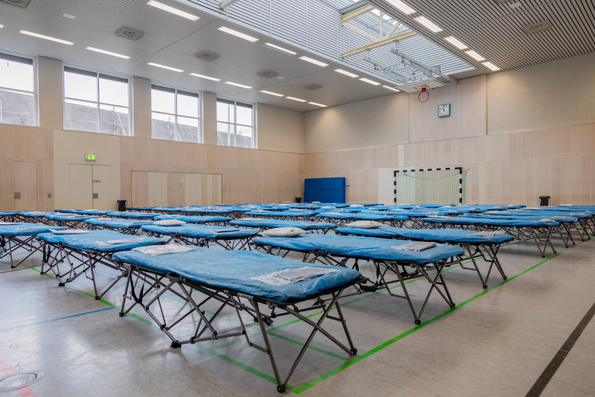 Niemcy przygotowują miejsce dla podejrzanych o zarażenie w jednym z gimnazjów. Fot. EPA/ALEXANDER HEIMANN 