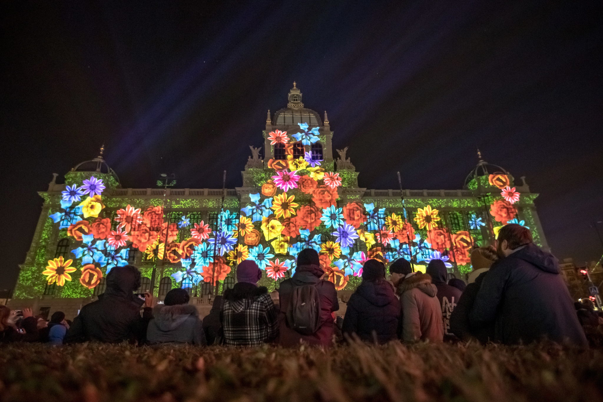 Czechy: noworoczny pokaz świateł na budynku Muzeum Narodowego w Pradze, fot. EPA/MARTIN DIVISEK