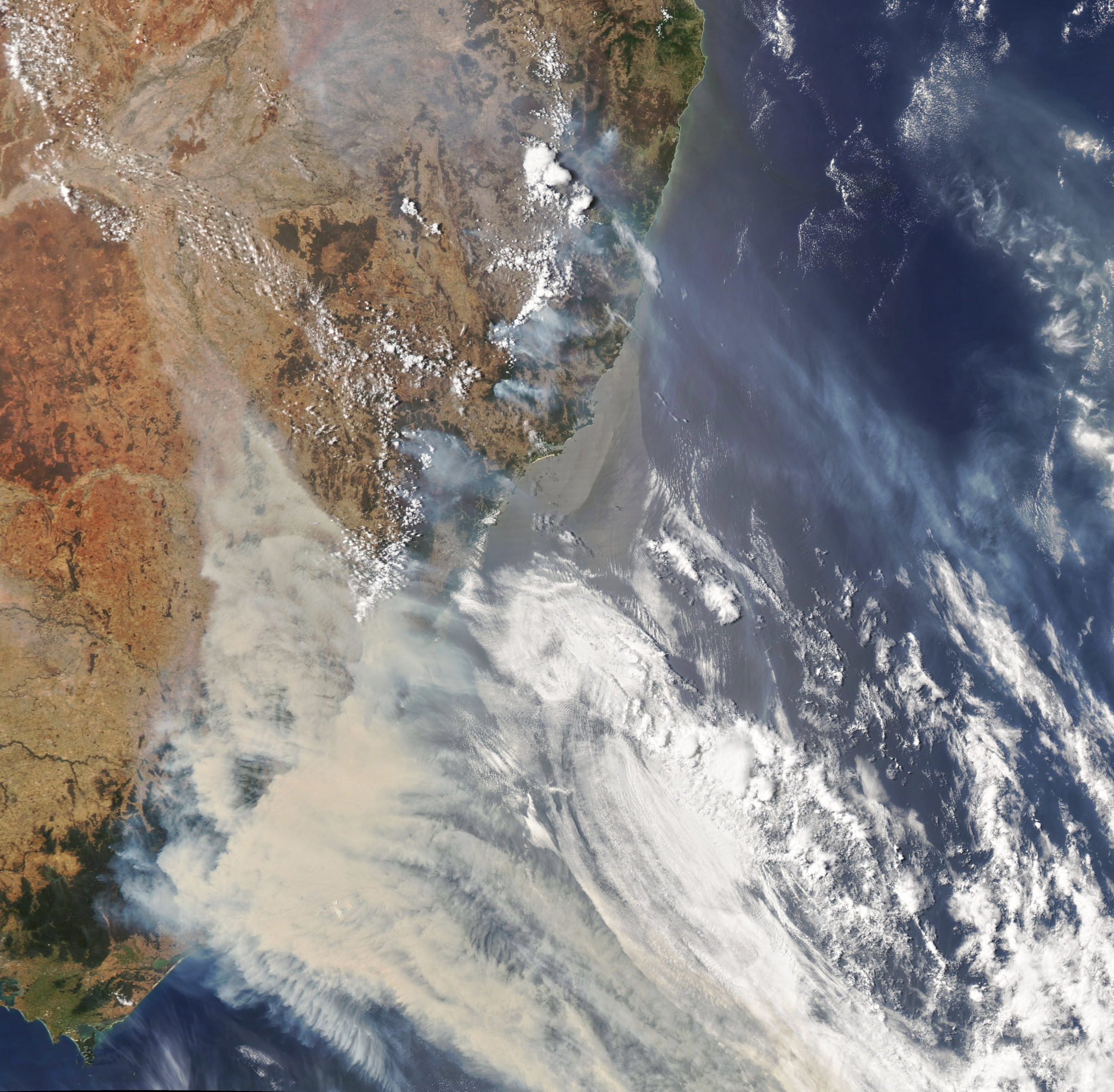 Zdjęcie zrobione przez satelitę NASA, obraz dymu unoszącego się nad południowowschodnią Australią, fot. NASA 