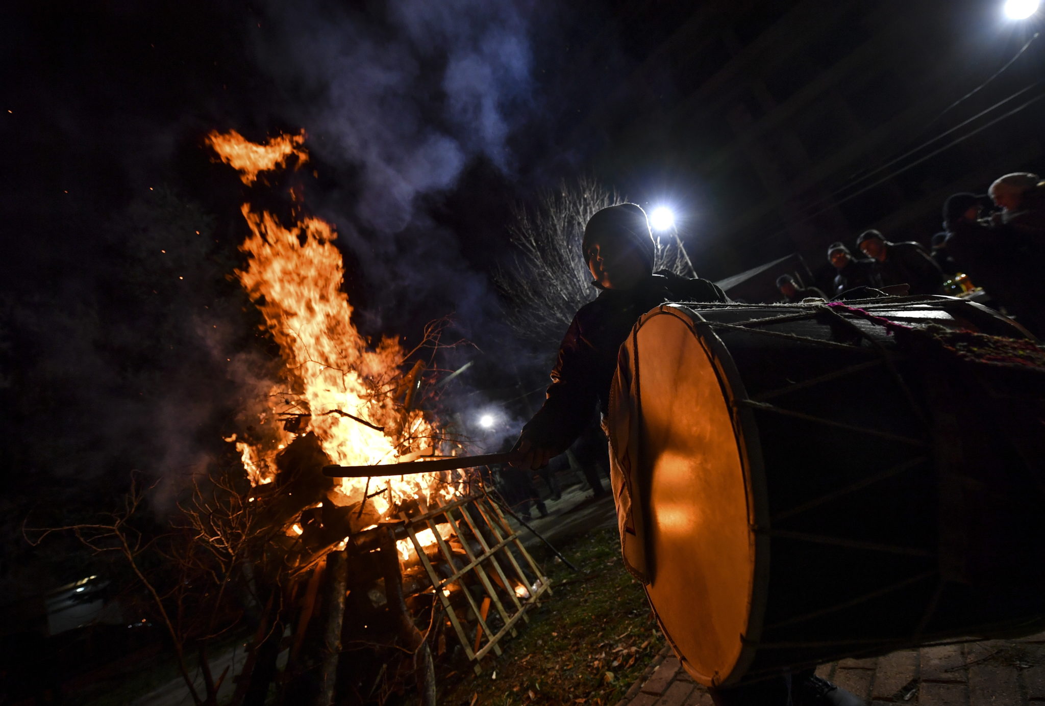 Macedonia Północna, Skopje: taniec ognisku podczas tradycyjnego spotkania w noc przed chrześcijańską prawosławną wigilią, fot. EPA/GEORGI LICOVSKI