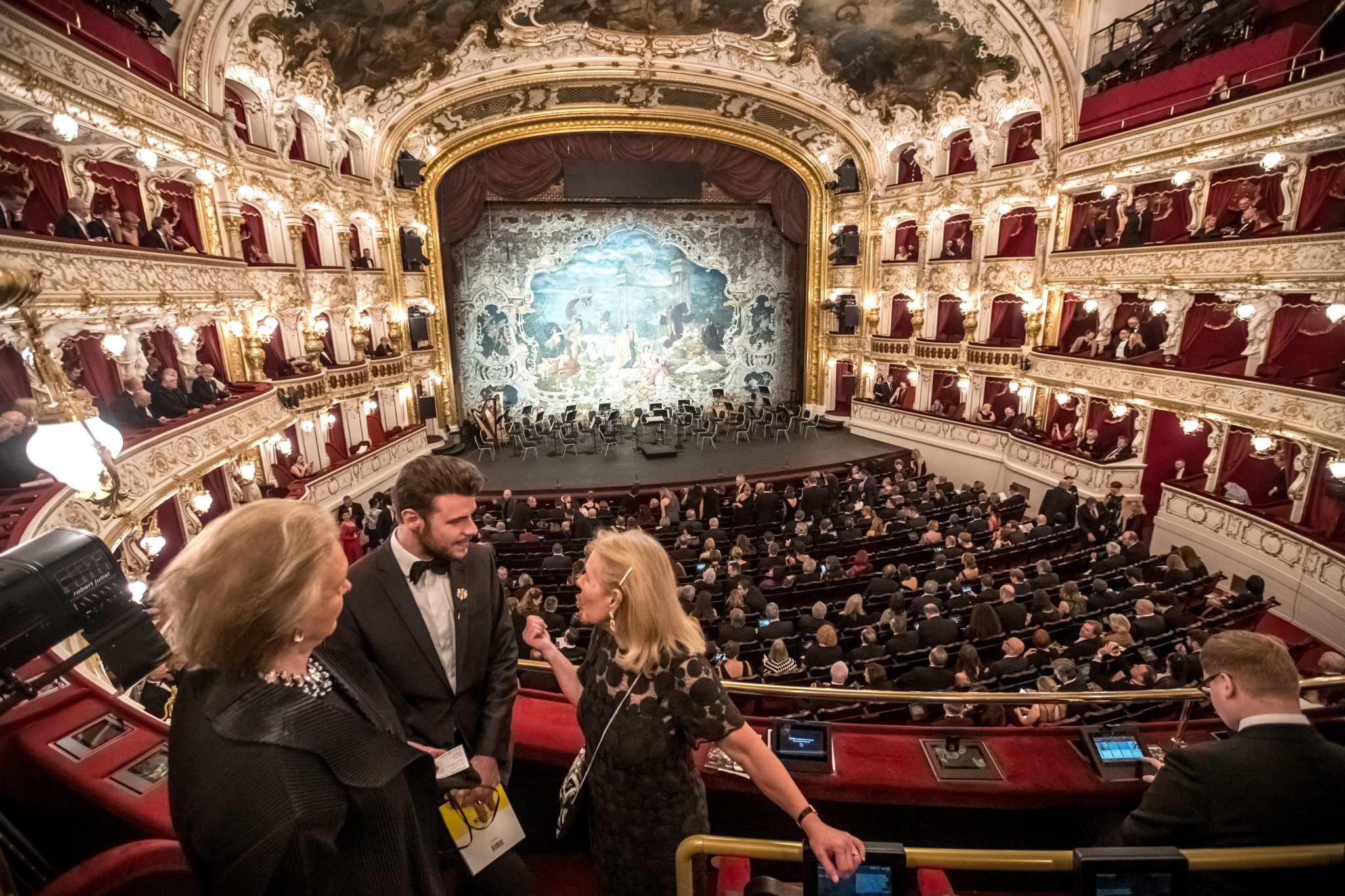 Koncert galowy z okazji przebudowy i ponownego otwarcia opery w Pradze. Renowacja trwała 3 lata, fot.  EPA/MARTIN DIVISEK 