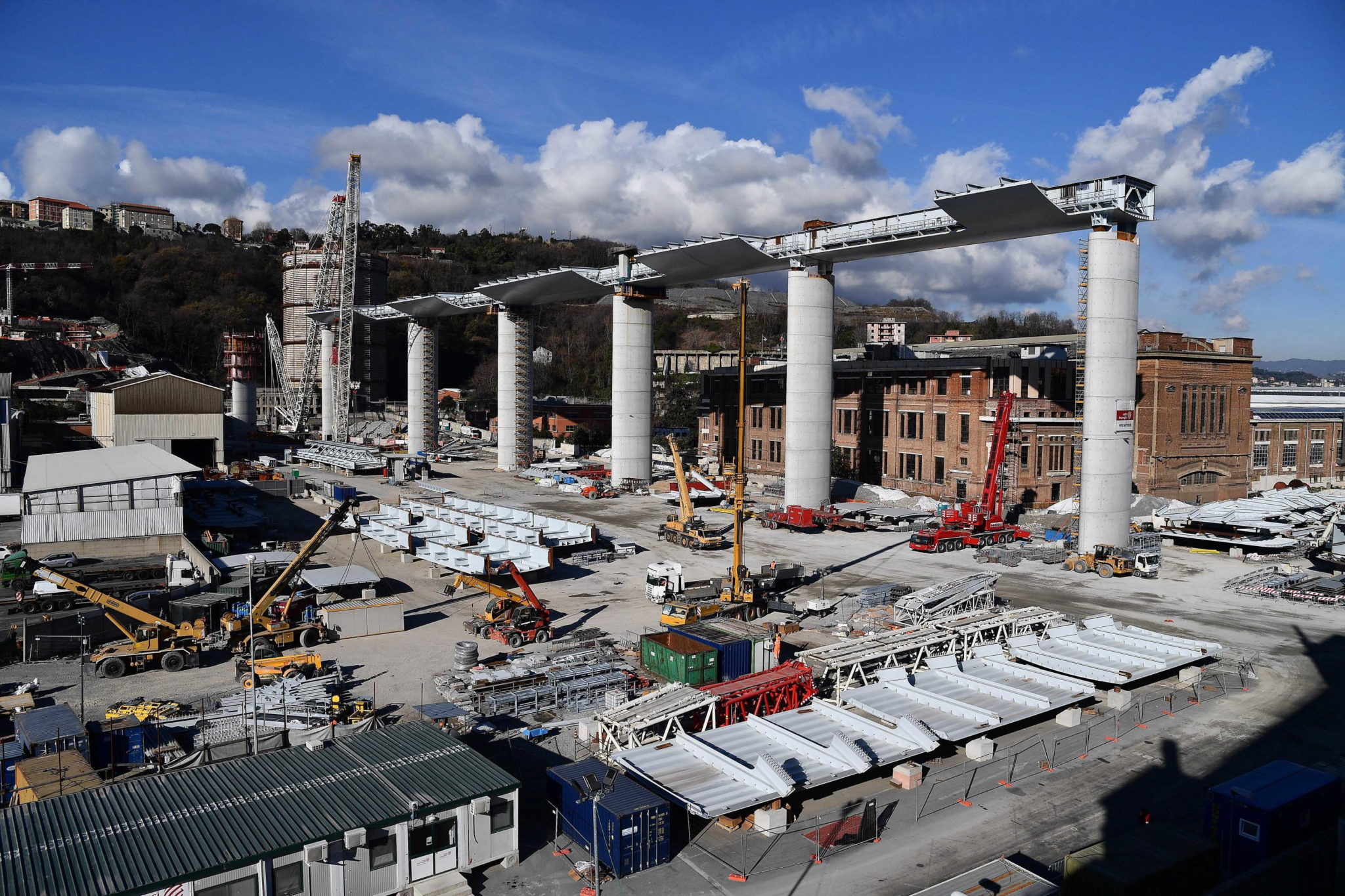 Odbudowa mostu w Genui (Włochy), który w 2018 roku uległ katastrofie, zabijając 43 osoby. fot. EPA/LUCA ZENNARO 
