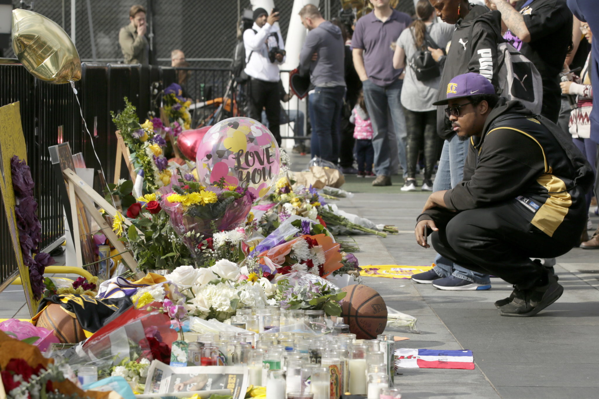 Los Angeles: ludzie żegnają koszykarza, znanego i cenionego sportowca Kobe Bryanta, fot.  EPA/ALEX GALLARDO 